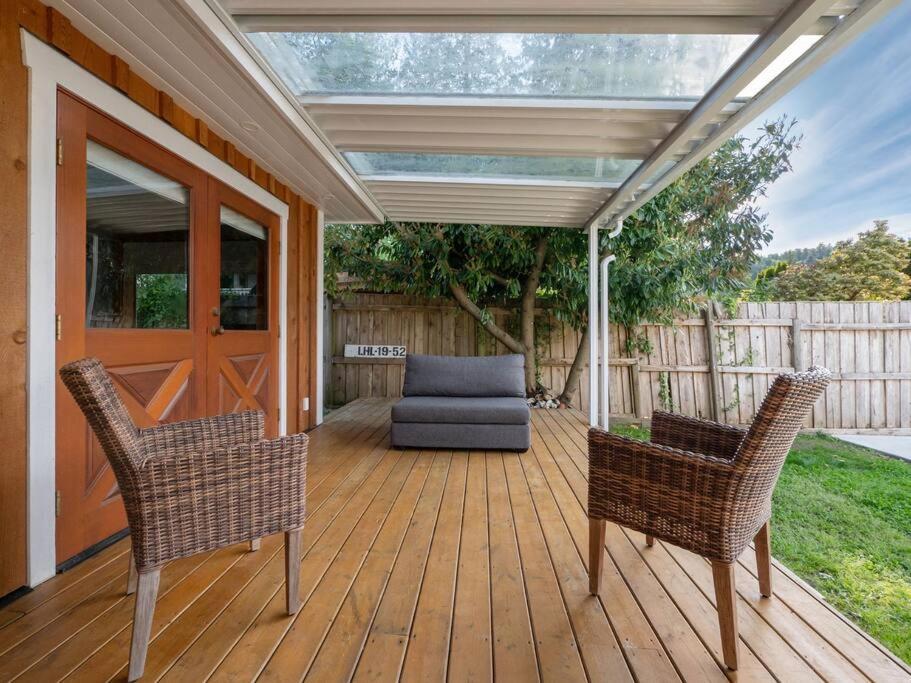 Tranquil private house w hot tub steps to beach.