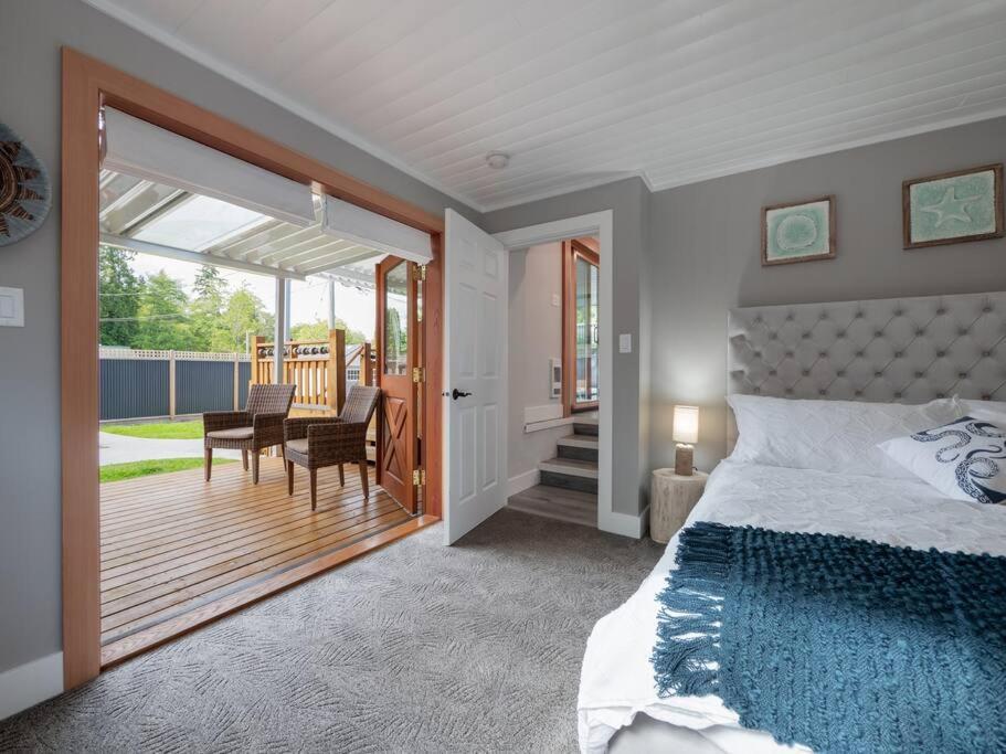 Tranquil private house w hot tub steps to beach.