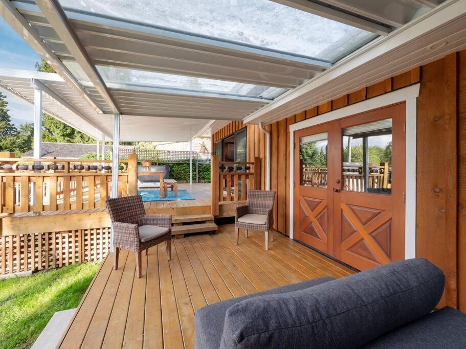 Tranquil private house w hot tub steps to beach.