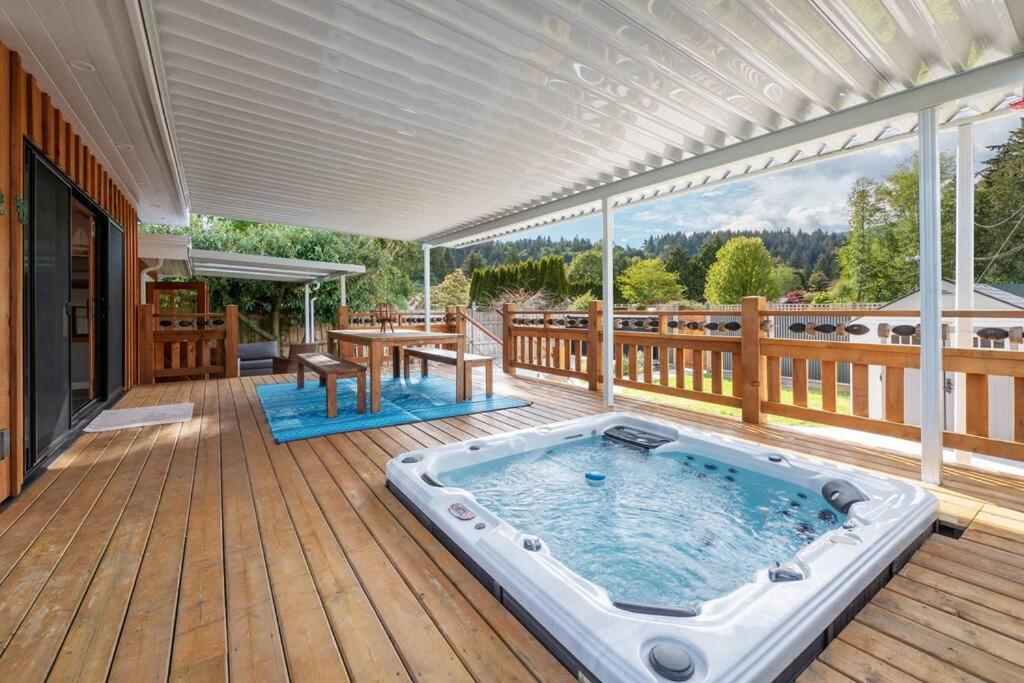 Tranquil private house w hot tub steps to beach.