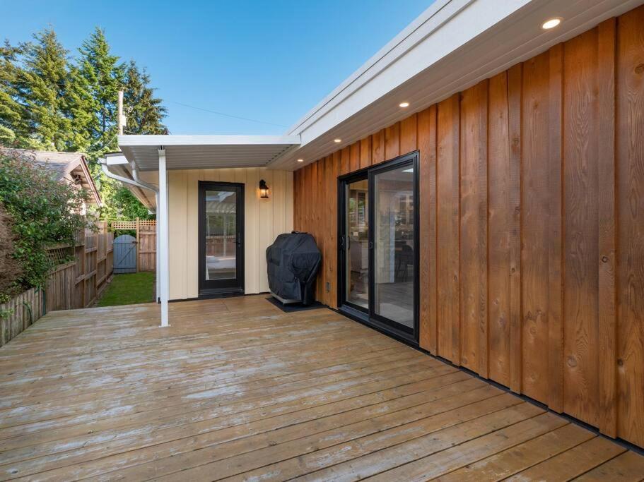Tranquil private house w hot tub steps to beach.