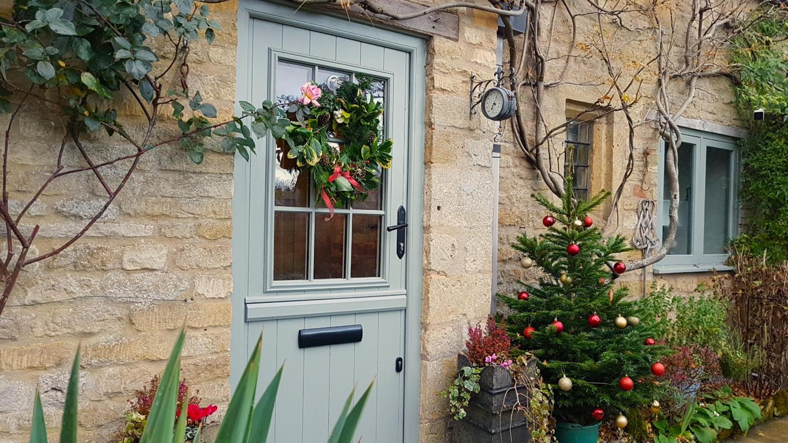 Graziers Cottage - character Cotswold cottage with inglenook, parking and pub nearby