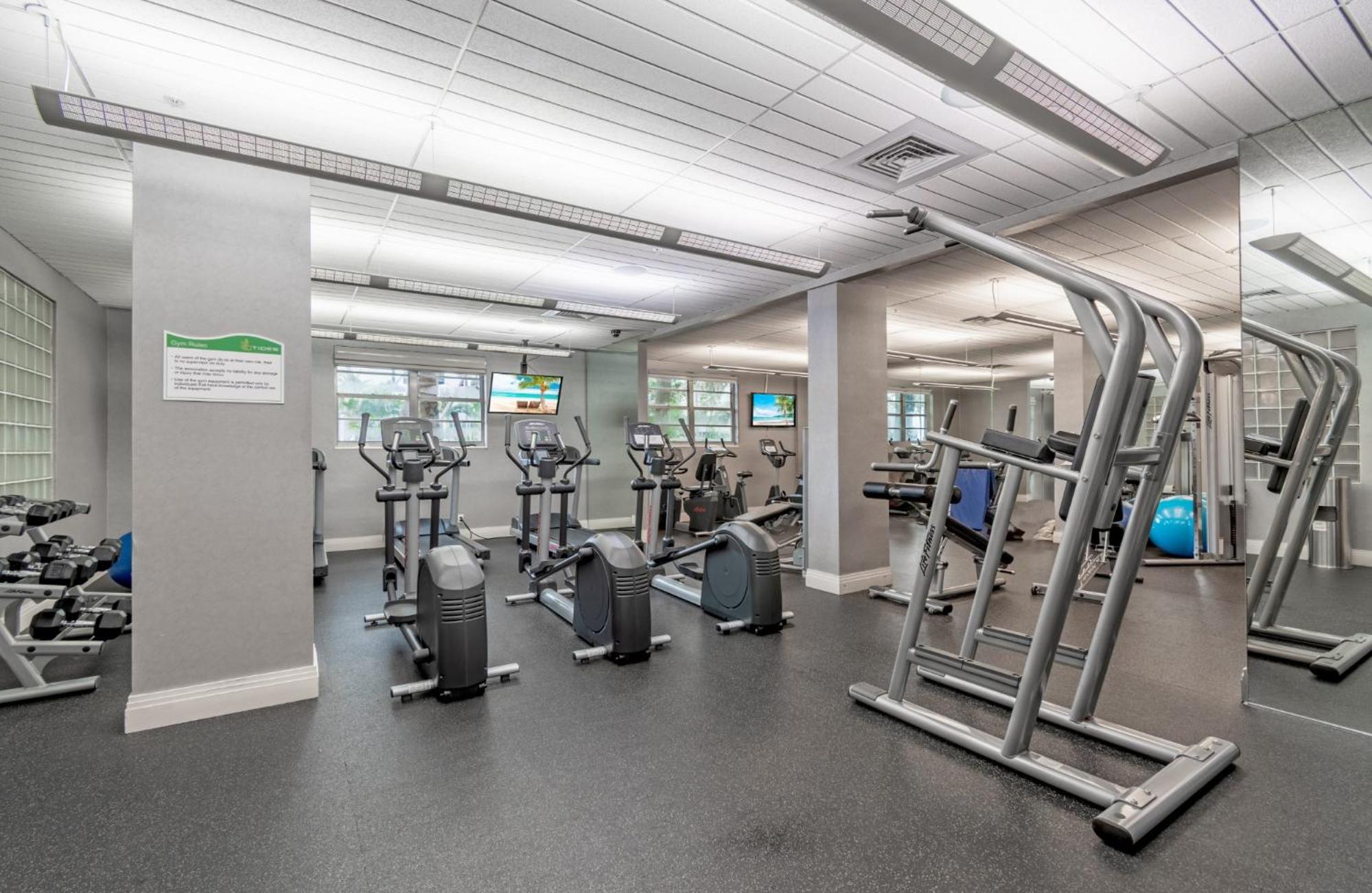 Beachfront Oasis: Ocean Views & Luxe Amenities view 5