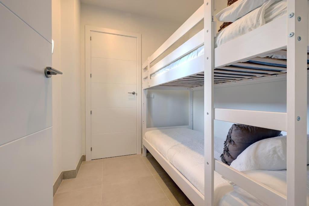 Apartment Alejandra - Gerenoveerd appartement direct aan zee