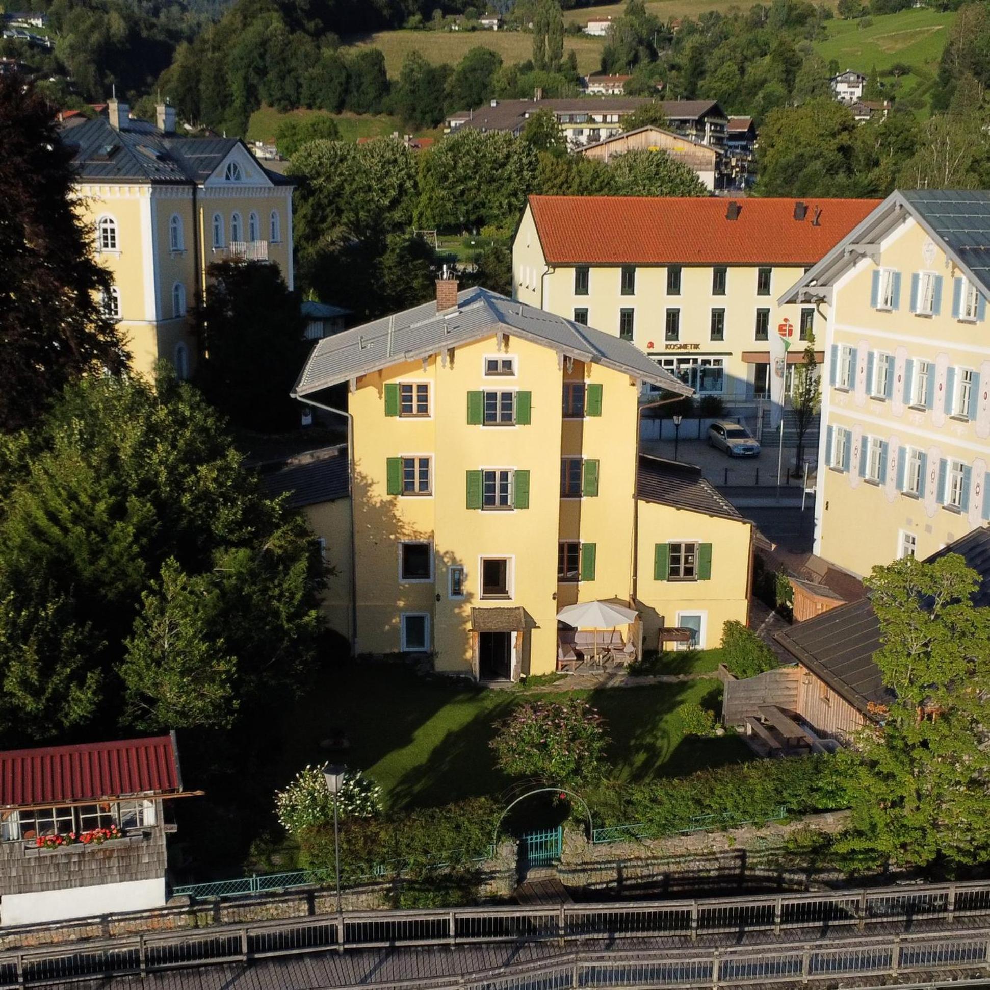 Villa Tegernsee - Exclusive Lakefront Villa with private Zirben Sauna, 4 Rooms for Family & Friends