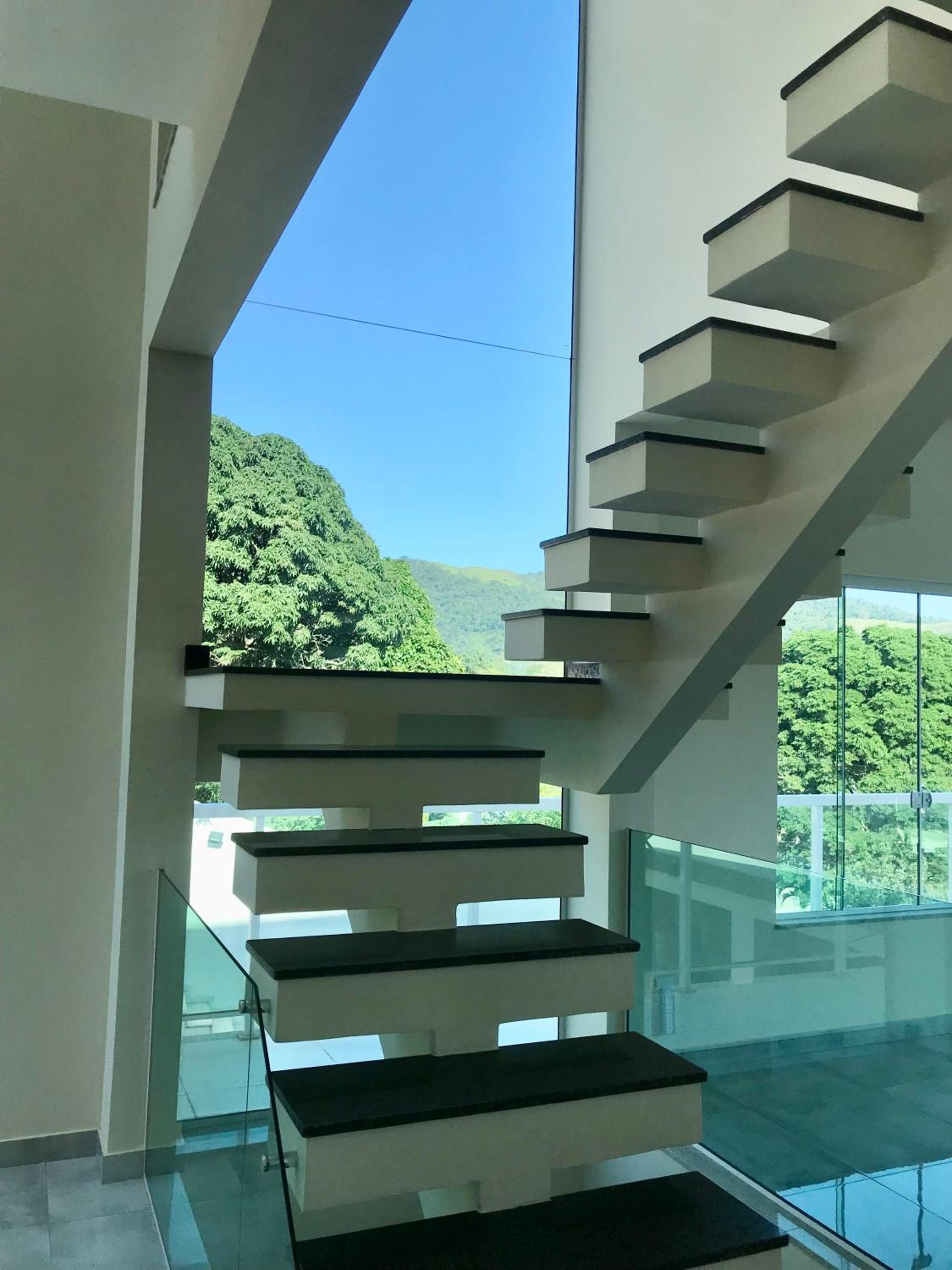 Casa de vidro com vista para a Mata Atlântica no Centro de Miguel Pereira