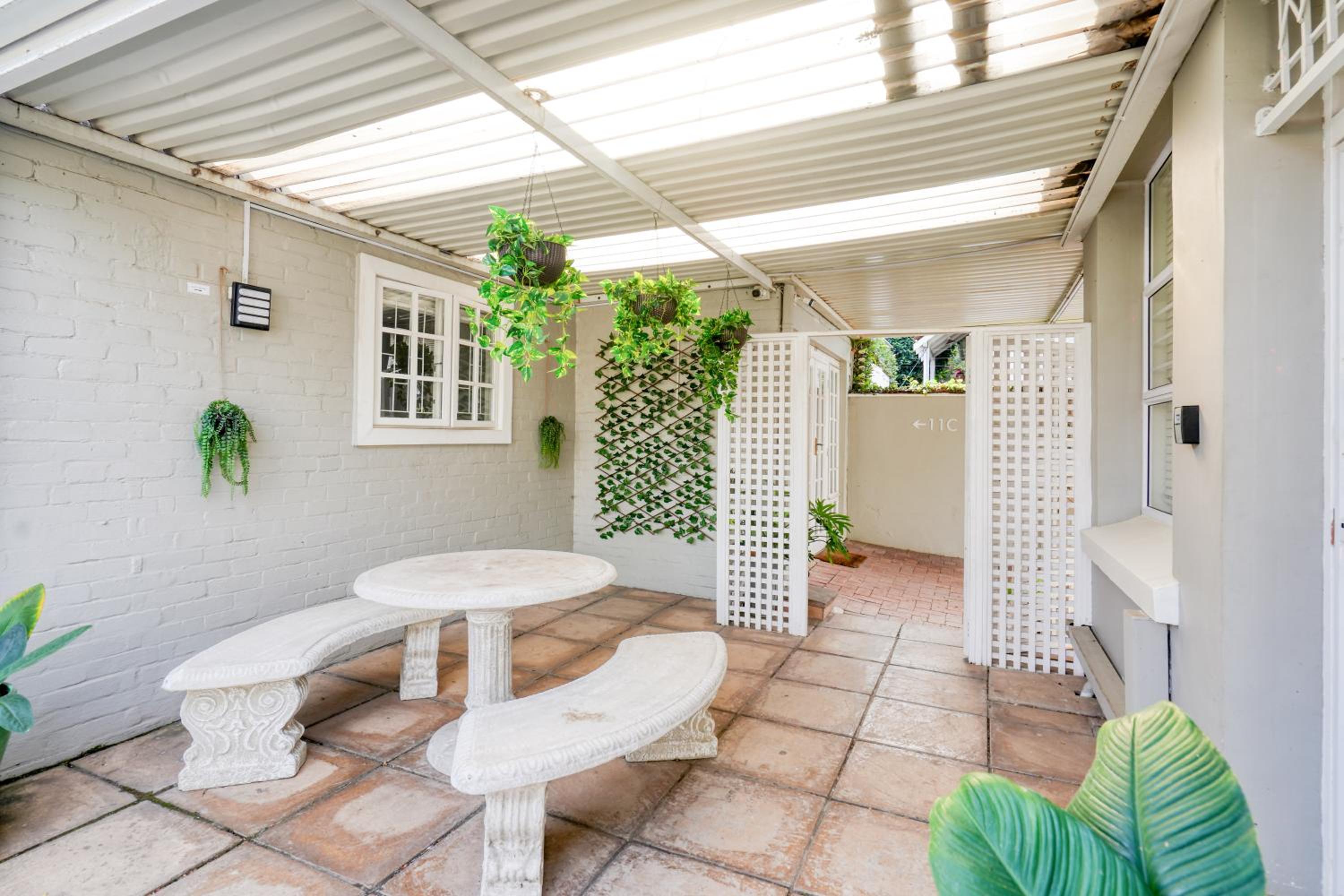 Hampton Collection - Trendy 2 Sleeper Serviced Apartment with Pool