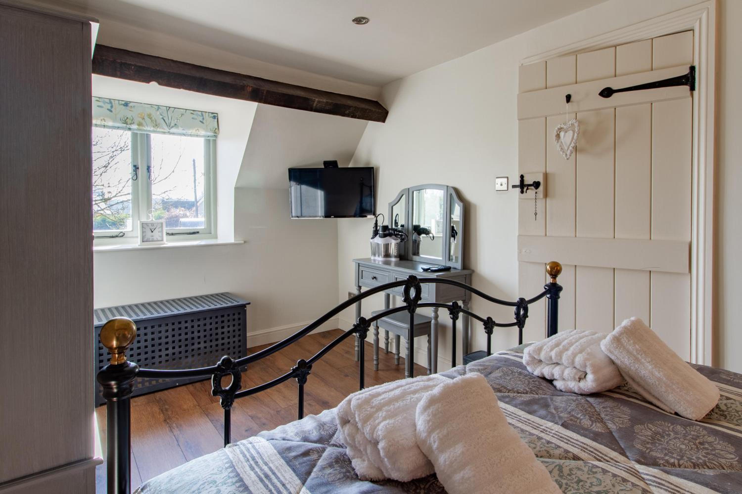 Graziers Cottage - character Cotswold cottage with inglenook, parking and pub nearby