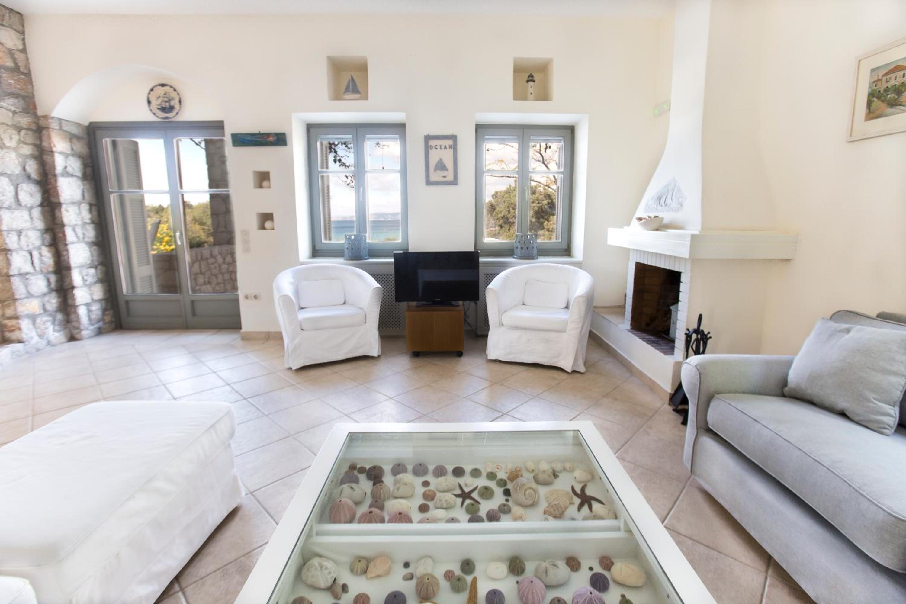Villa Iris - Luxury traditional beachfront villa with swimming pool