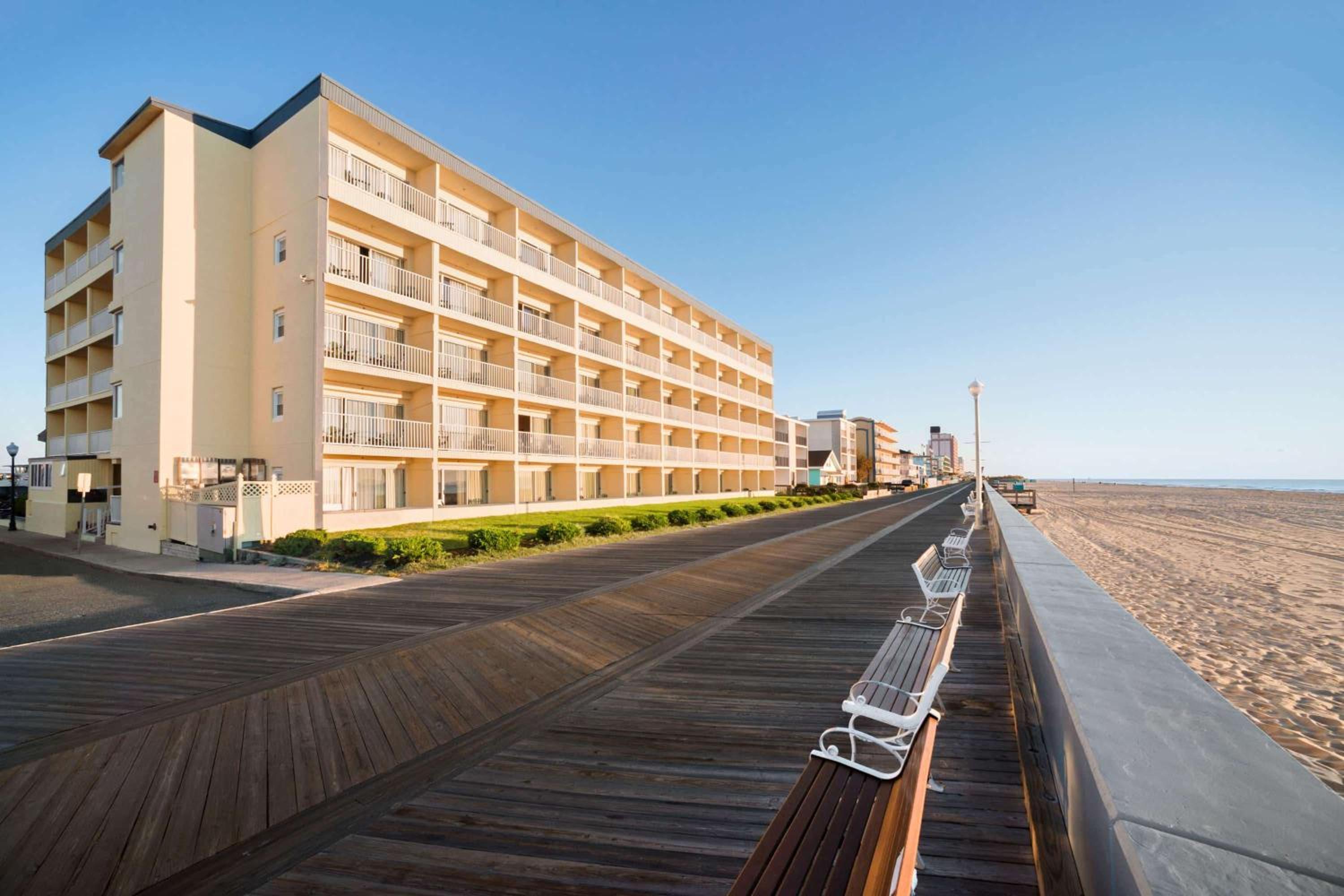 Hotel Howard Johnson by Wyndham Ocean City Oceanfront - Image 1