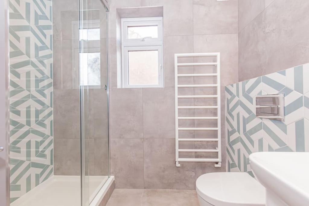 Flat 3, 161 Crescent Road - Luxury Apartment view 2
