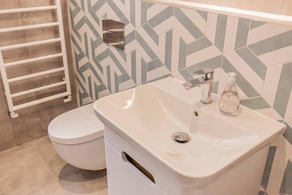 Flat 3, 161 Crescent Road - Luxury Apartment view 4