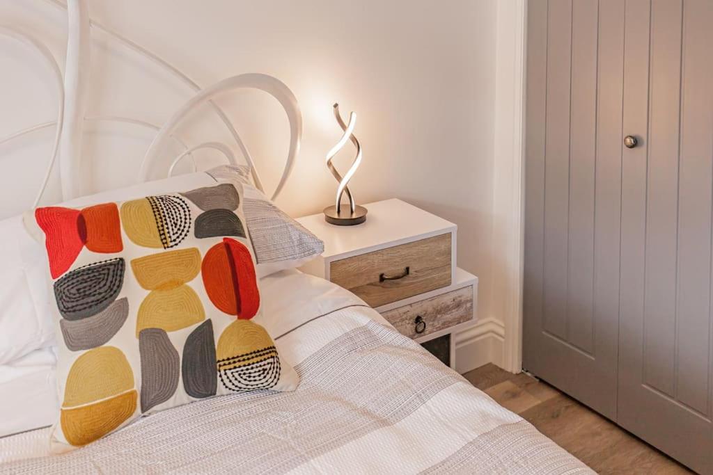Flat 3, 161 Crescent Road - Luxury Apartment view 5