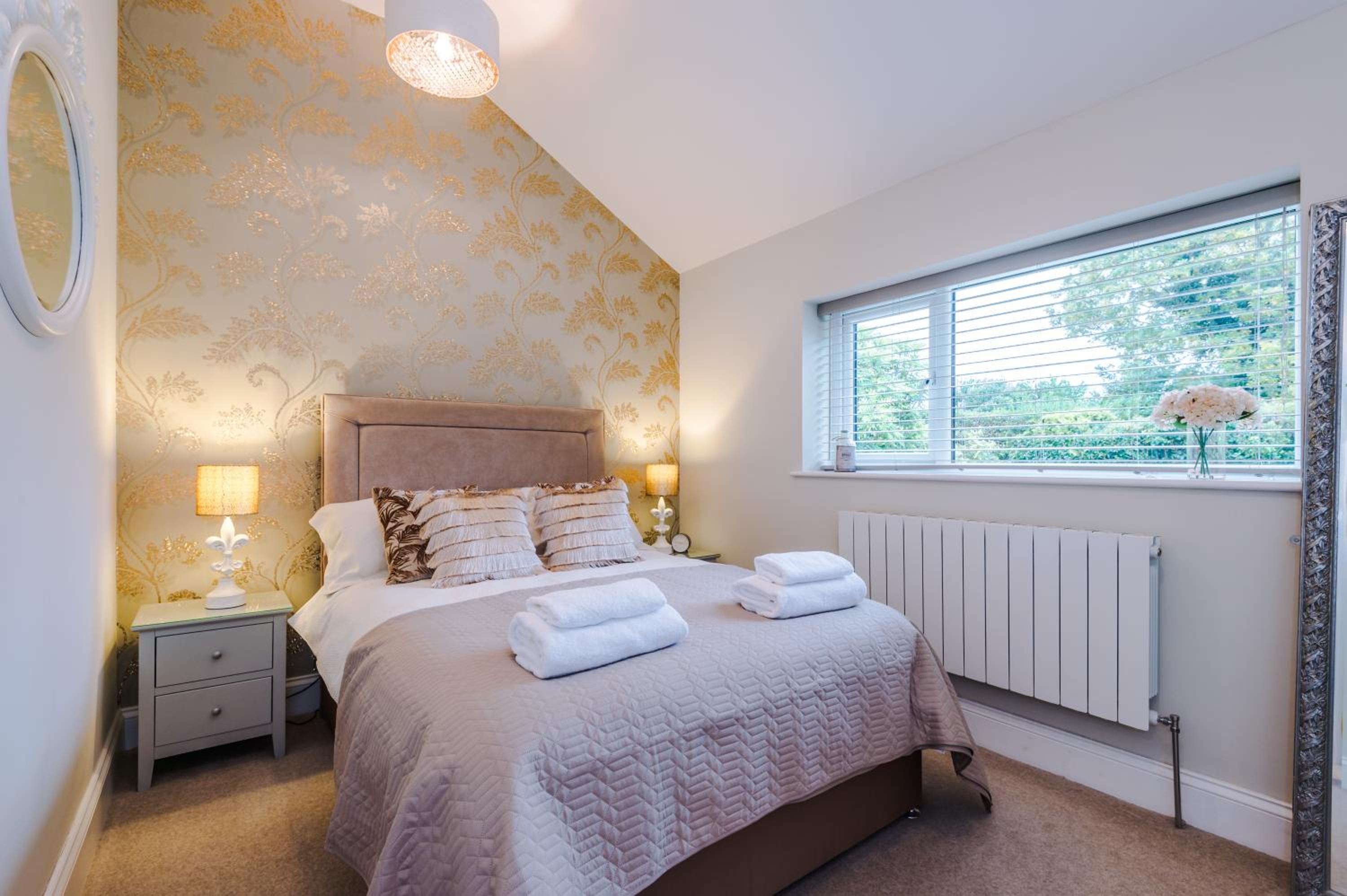 The Knoll Lodge- Beautiful Luxurious One Double Bedroom Property view 4