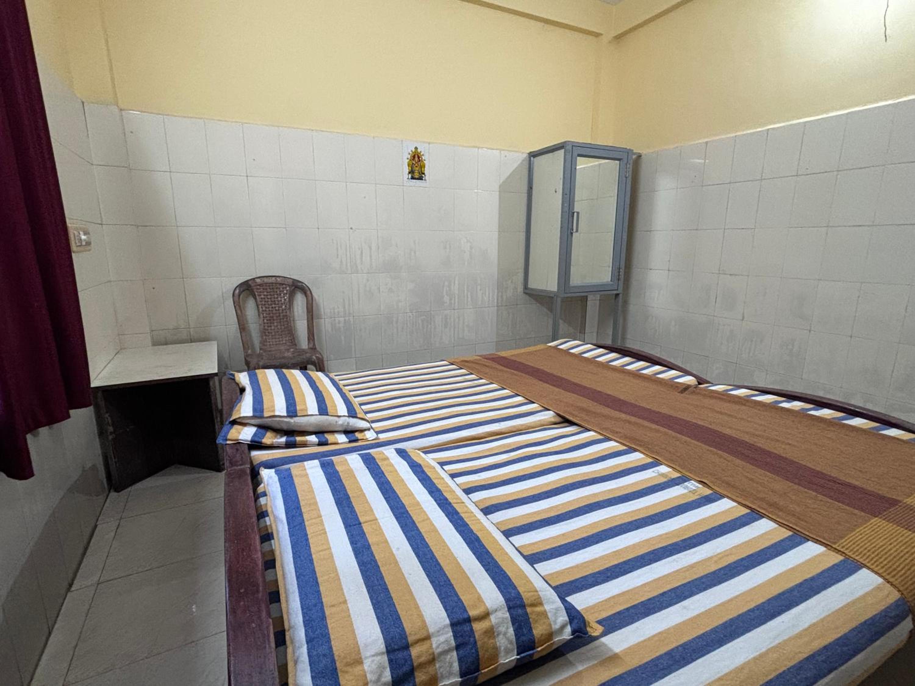 Chinmayi Tourist Home - Opposite to temple only 50 m view 3