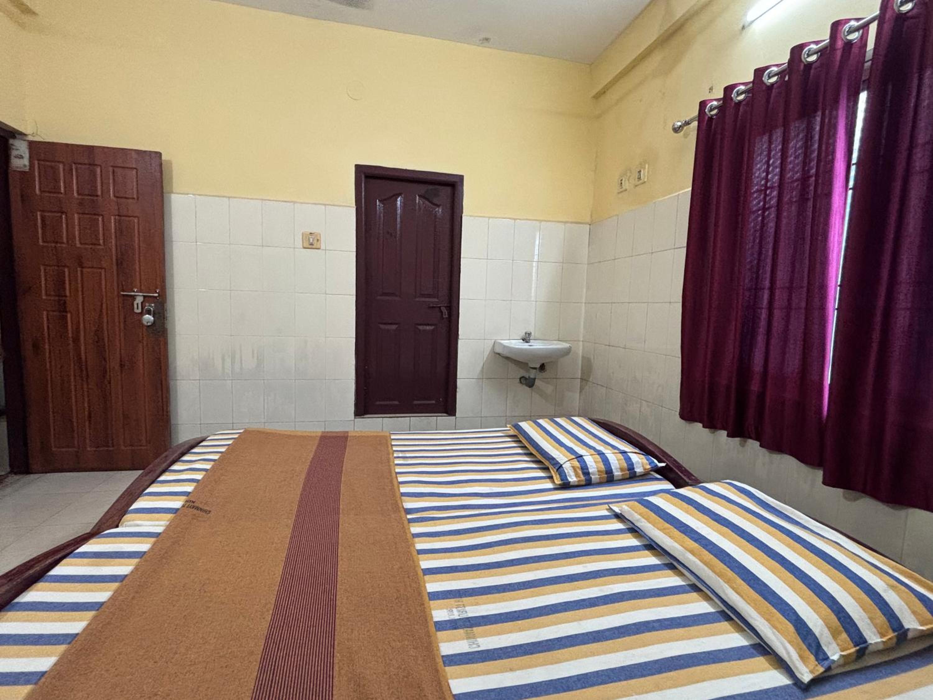 Chinmayi Tourist Home - Opposite to temple only 50 m view 4