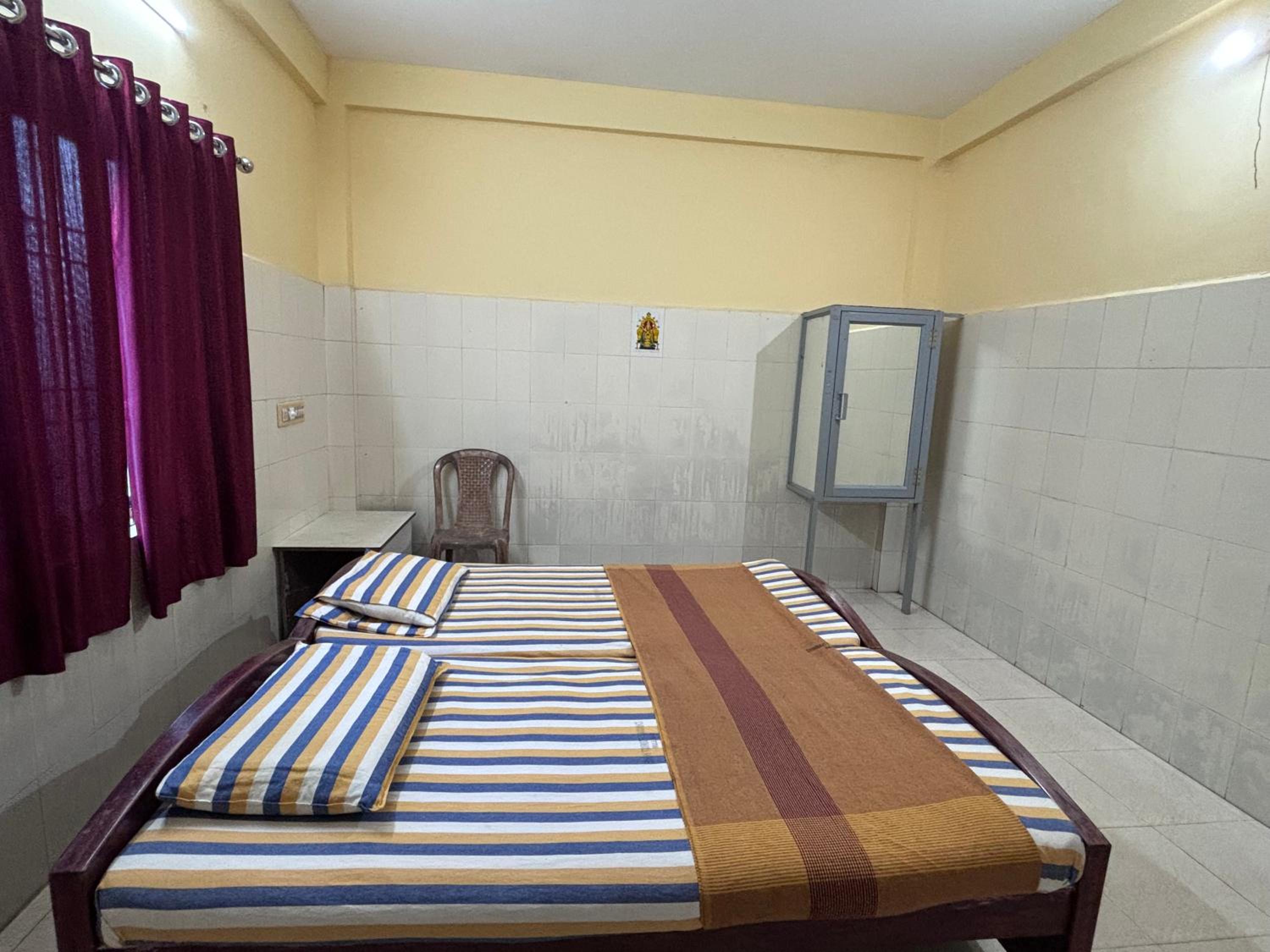 Chinmayi Tourist Home - Opposite to temple only 50 m view 5
