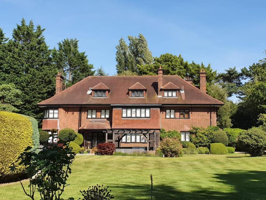 Country Villa near London: hot tub-sauna-gym +more view 2