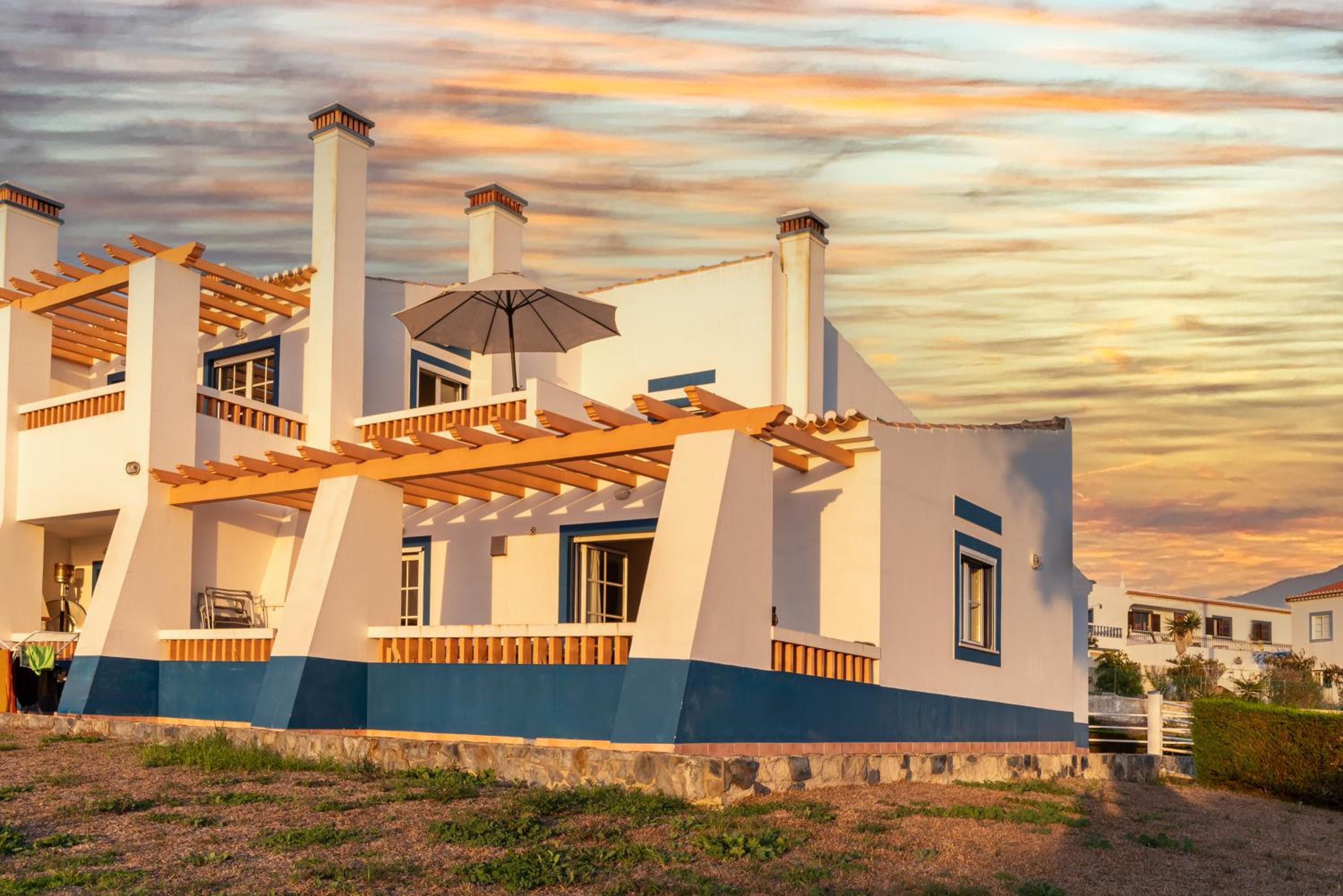 Hotel Sweet Home Arrifana // Beachhouse - Image 1