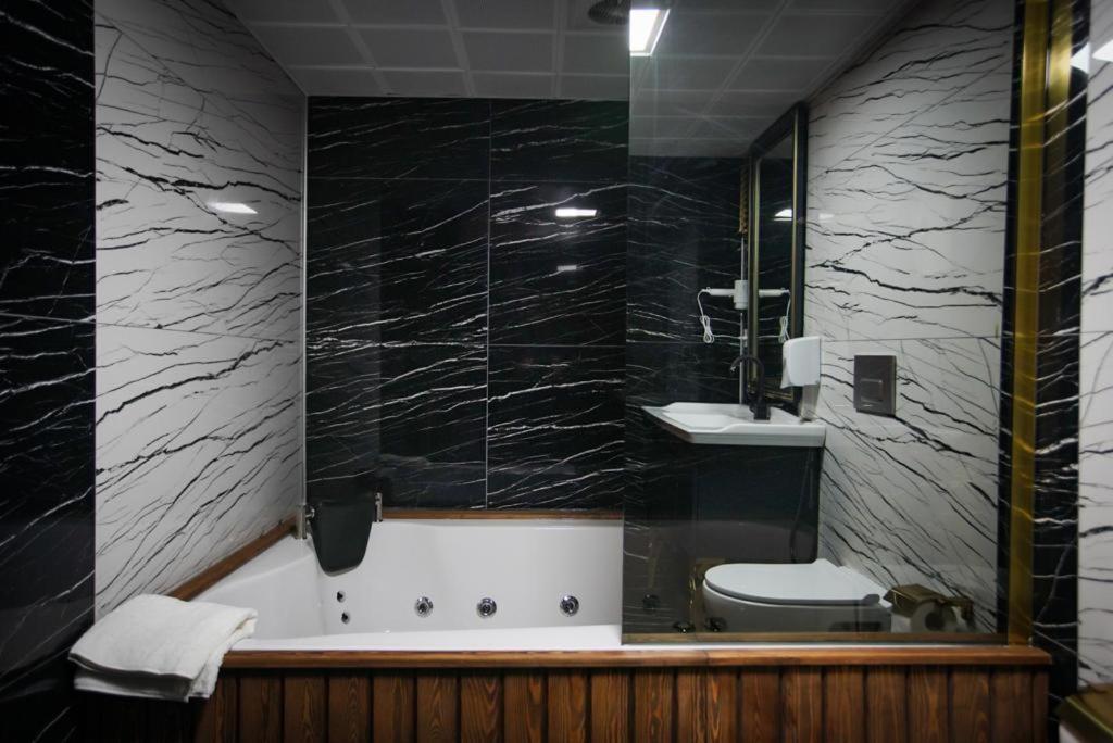 KY Continental Apartments - Image 7