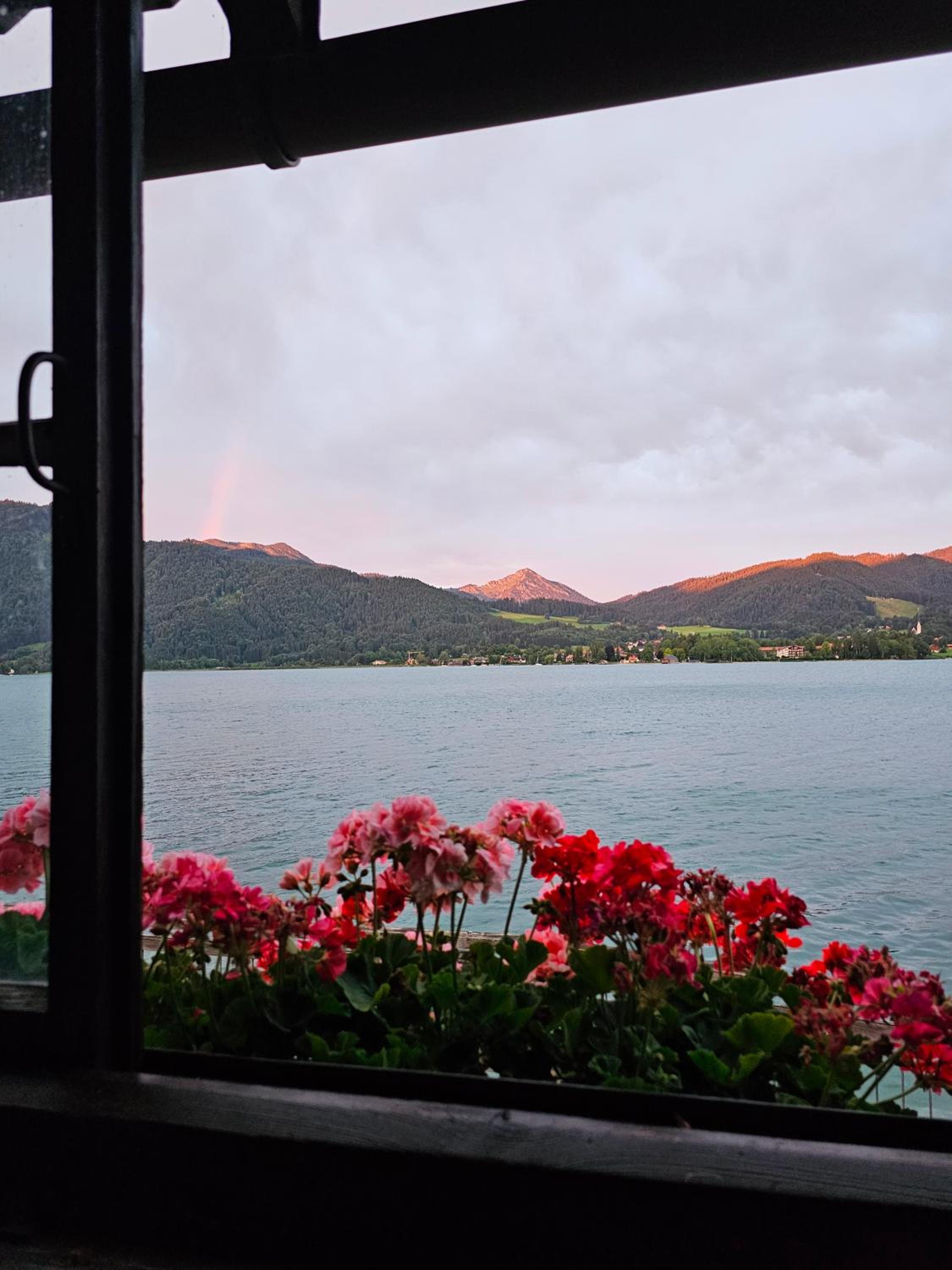 Villa Tegernsee - Exclusive Lakefront Villa with private Zirben Sauna, 4 Rooms for Family & Friends