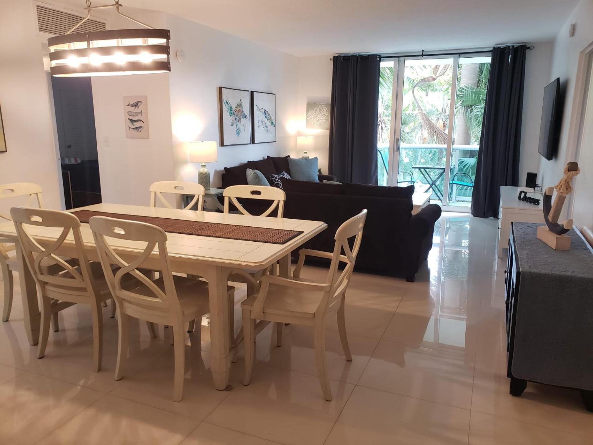 Weston Vacations - Stunning Beach Apartment by Miami Te Esperaa - HOLLYWOOD 3V - Property Image 1