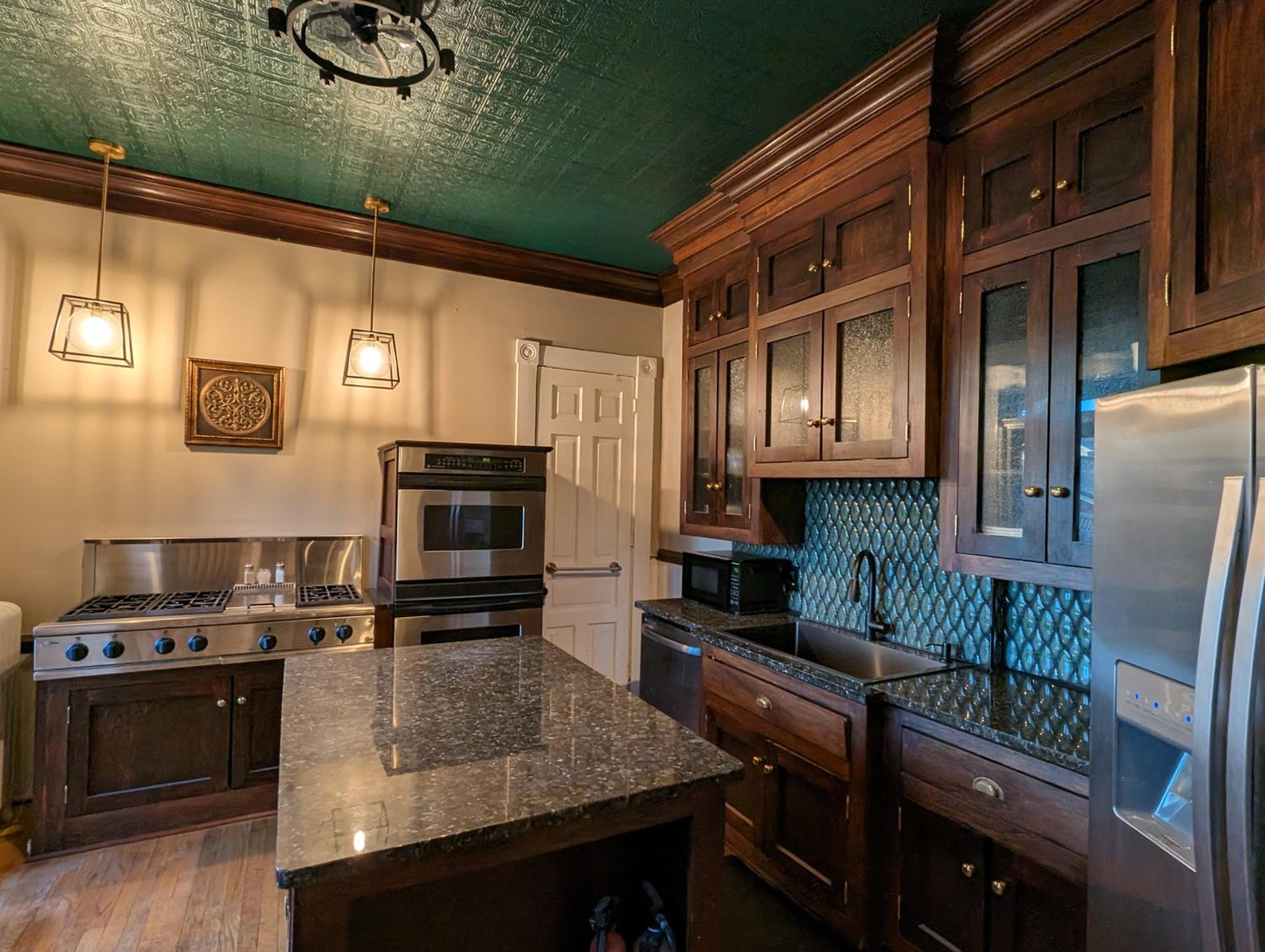 Historic Escape in Mansion Row - Sleeps 12! view 4