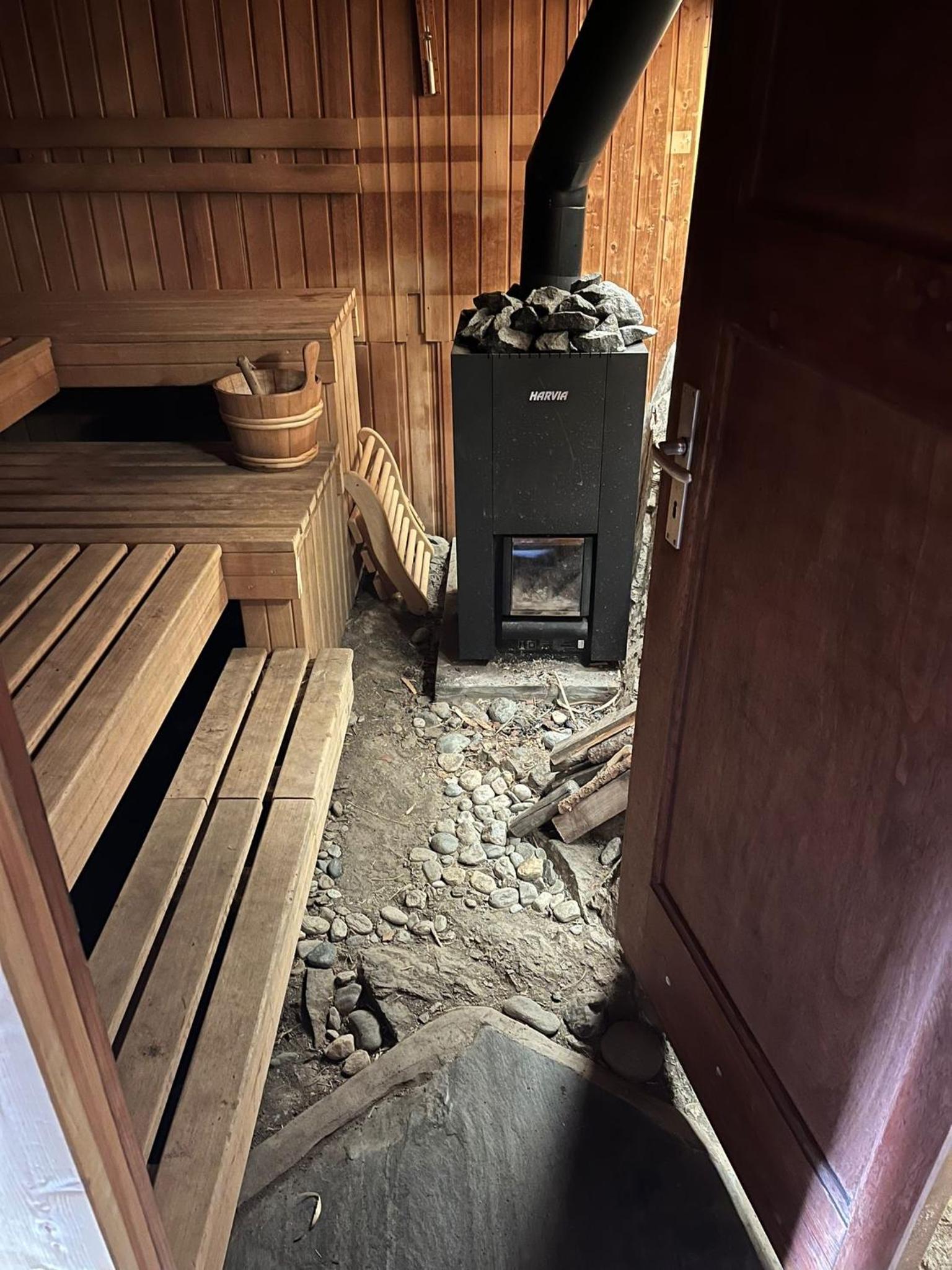Chalet La Paz with Hotpot and Sauna