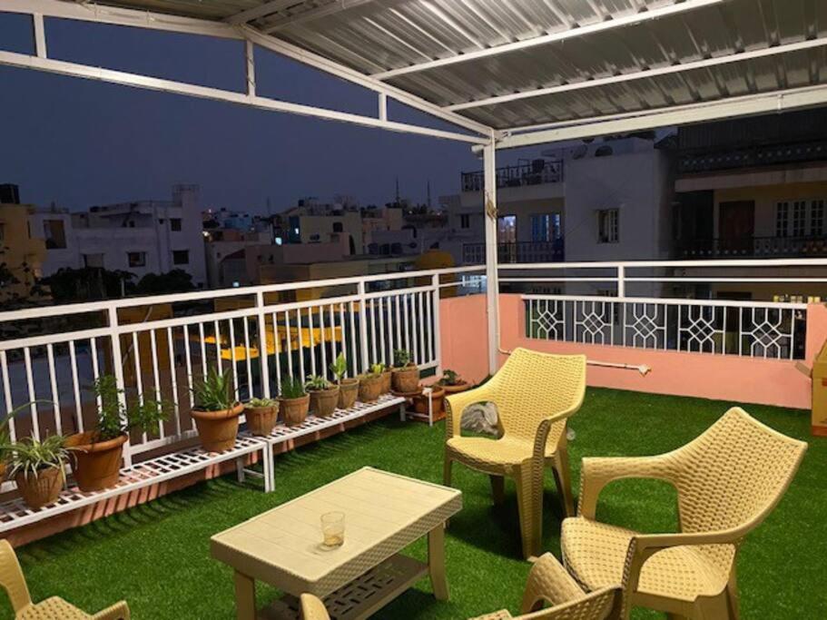 Big Studio rooms with patio-only for Girls& couple