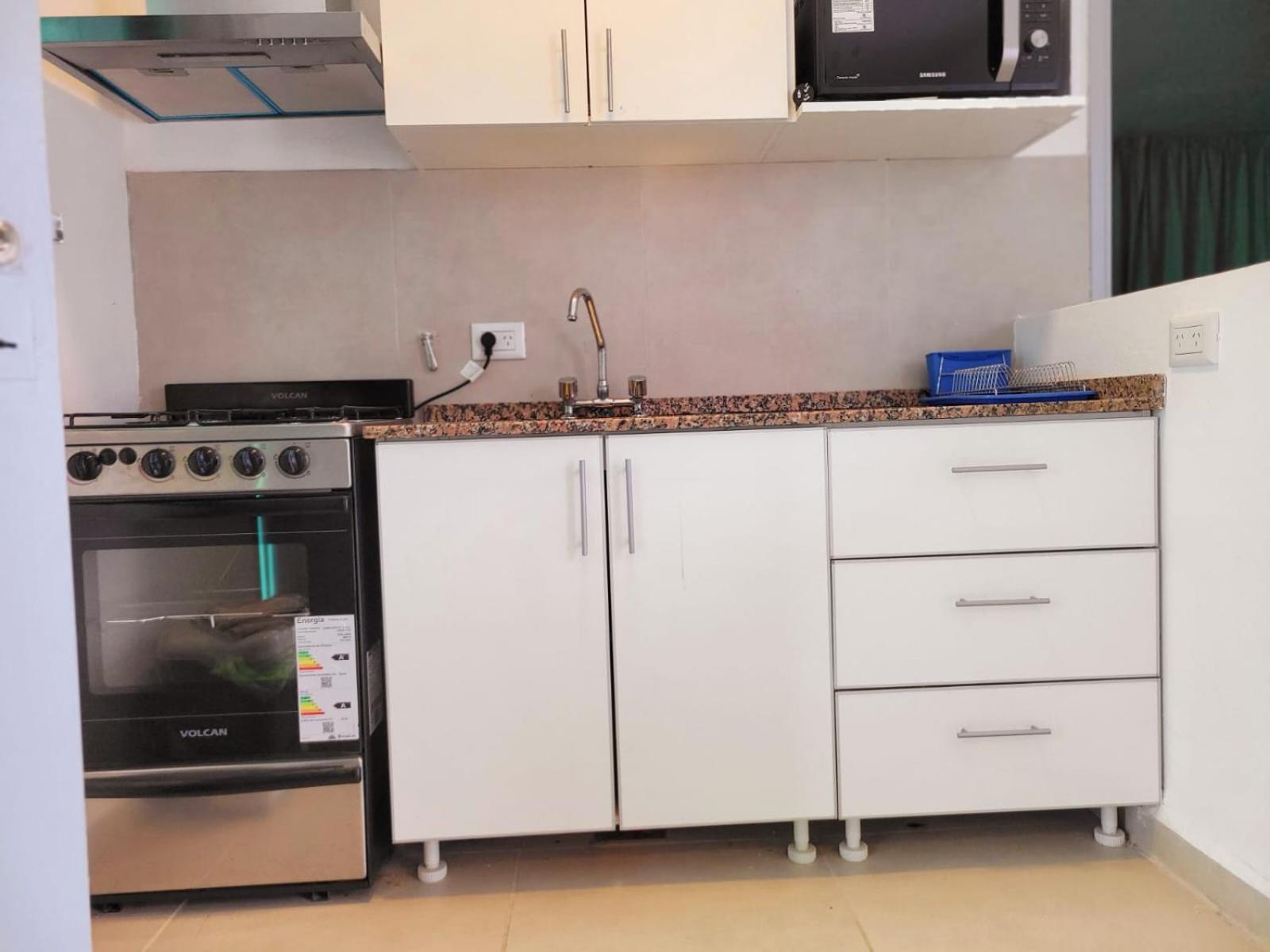 Casa Roque Funes, ubicado en Cerro de las Rosas Córdoba, Ofrece, Asador, Pileta, Cercanias, Estadio Kempes, aeropuerto Ambrosio Taravella, Orfeo Superdomo,