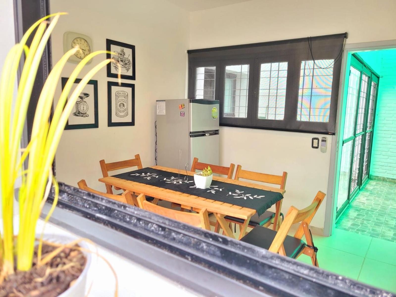 Casa Roque Funes, ubicado en Cerro de las Rosas Córdoba, Ofrece, Asador, Pileta, Cercanias, Estadio Kempes, aeropuerto Ambrosio Taravella, Orfeo Superdomo,
