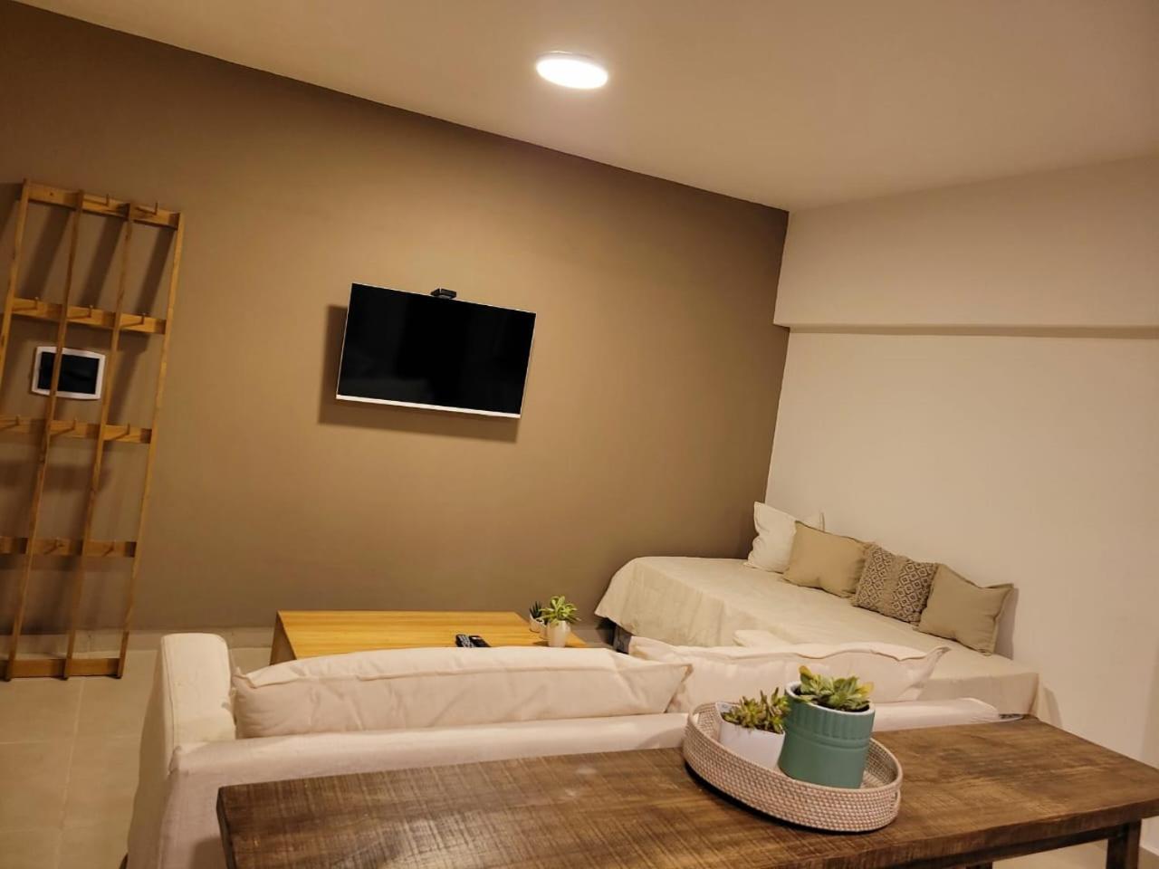 Casa Roque Funes, ubicado en Cerro de las Rosas Córdoba, Ofrece, Asador, Pileta, Cercanias, Estadio Kempes, aeropuerto Ambrosio Taravella, Orfeo Superdomo,