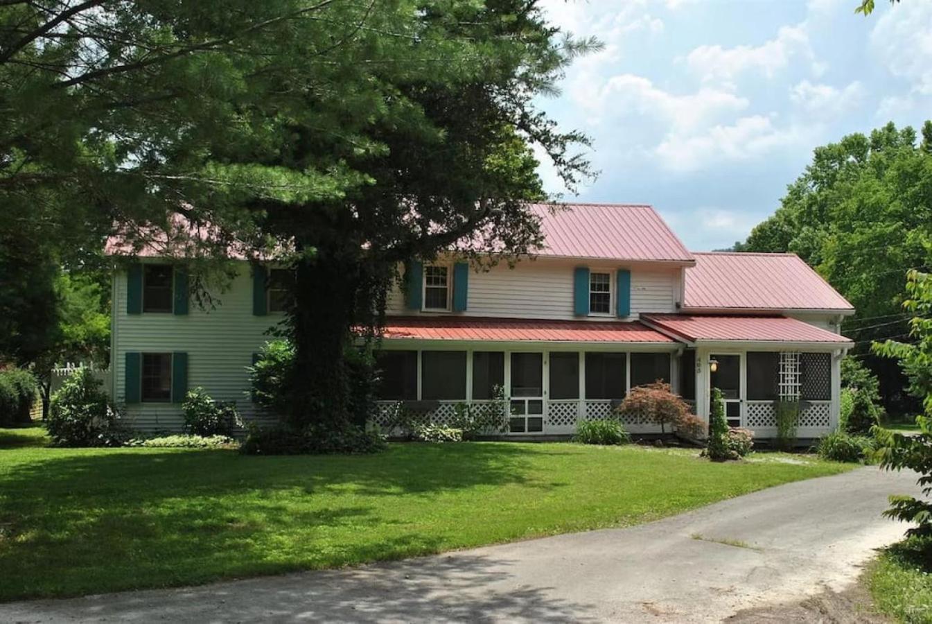 Richmond Vacations - Charming Farmhouse on working Red Haven Farm - Property Image 1