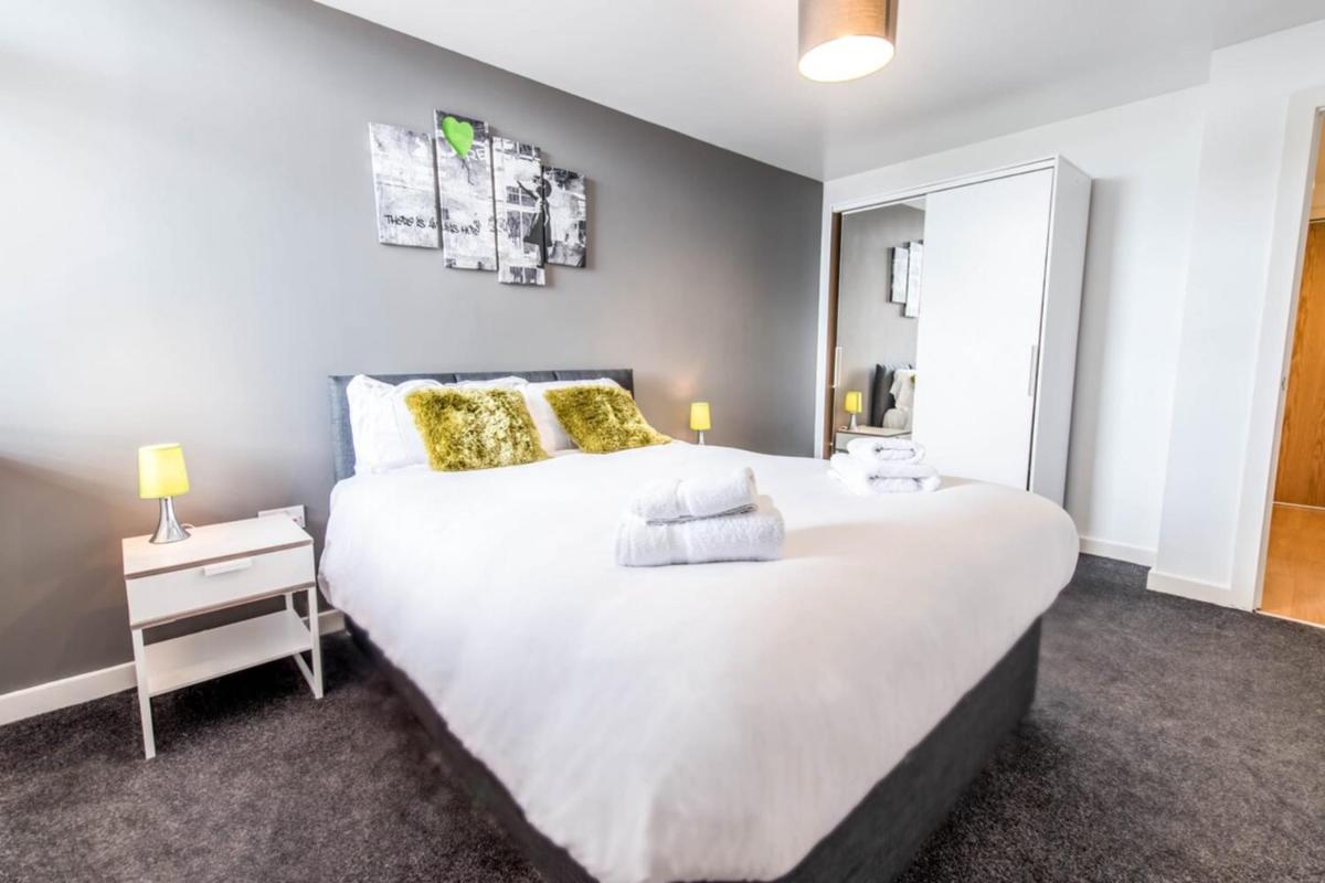 Modern & Central 1KB Apt Salford Quays view 3