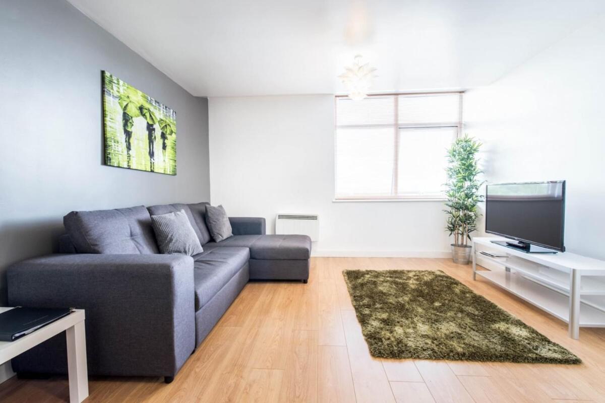 Modern & Central 1KB Apt Salford Quays view 2