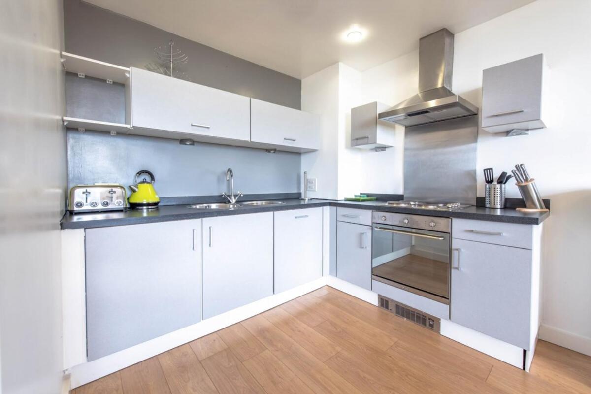 Modern & Central 1KB Apt Salford Quays view 5