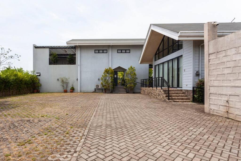 3-Bedroom Villa with Pool