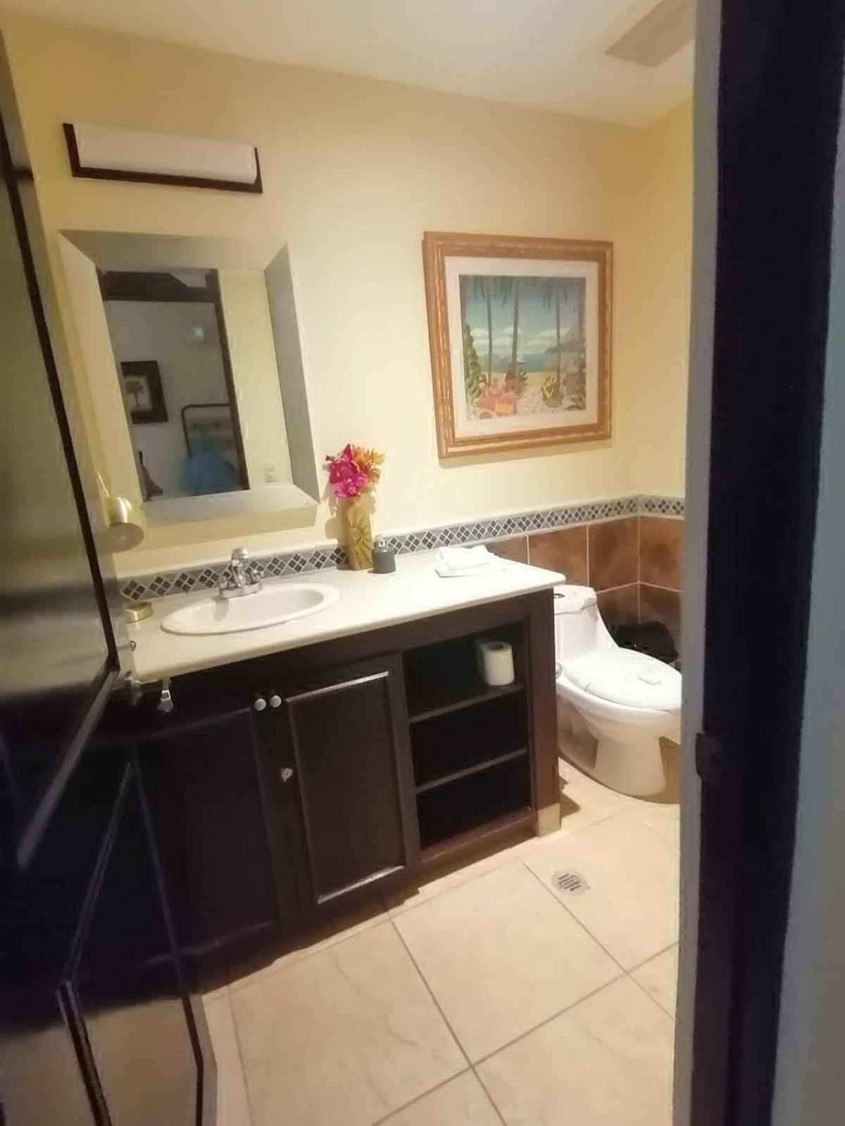 Apartamento de Lujo en Playa Jacó, Frente al Mar, Wifi, AC, Parqueo Privado y Piscinas