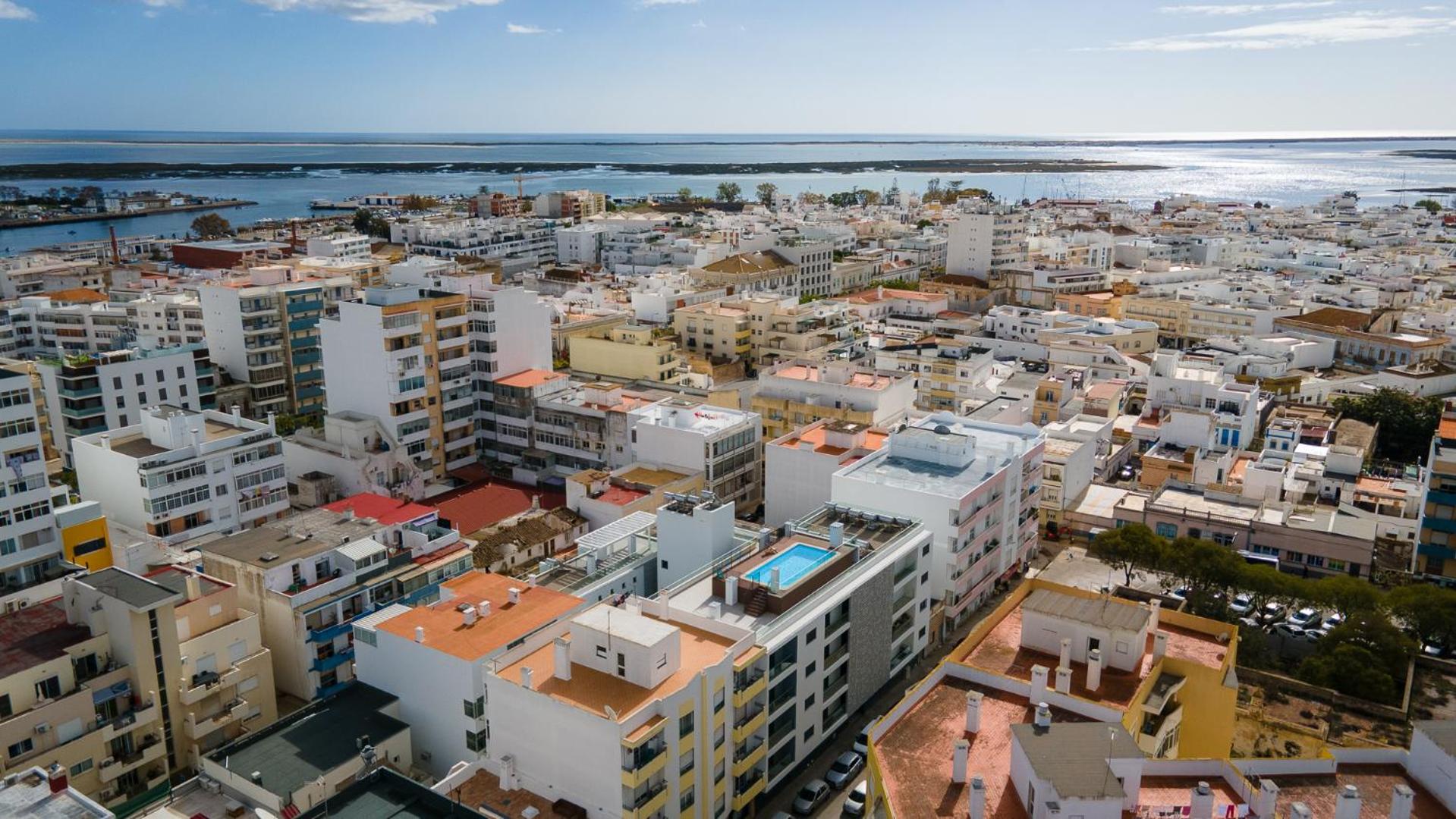 Brand New 2 BDR Flat W/Rooftop Pool by LovelyStay view 5