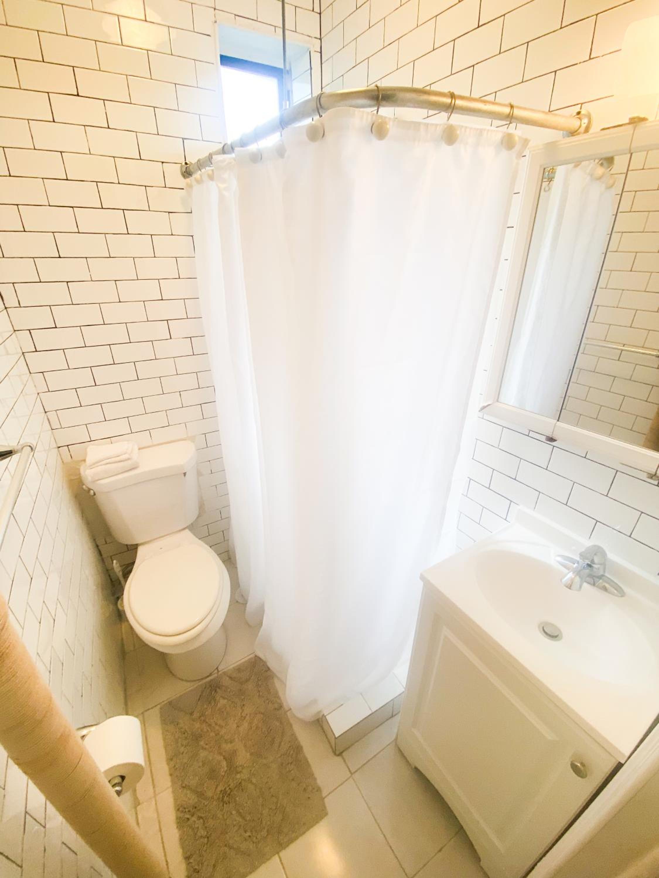 2 Bedrooms Entire Beautiful Apt in Williamsburg! view 3