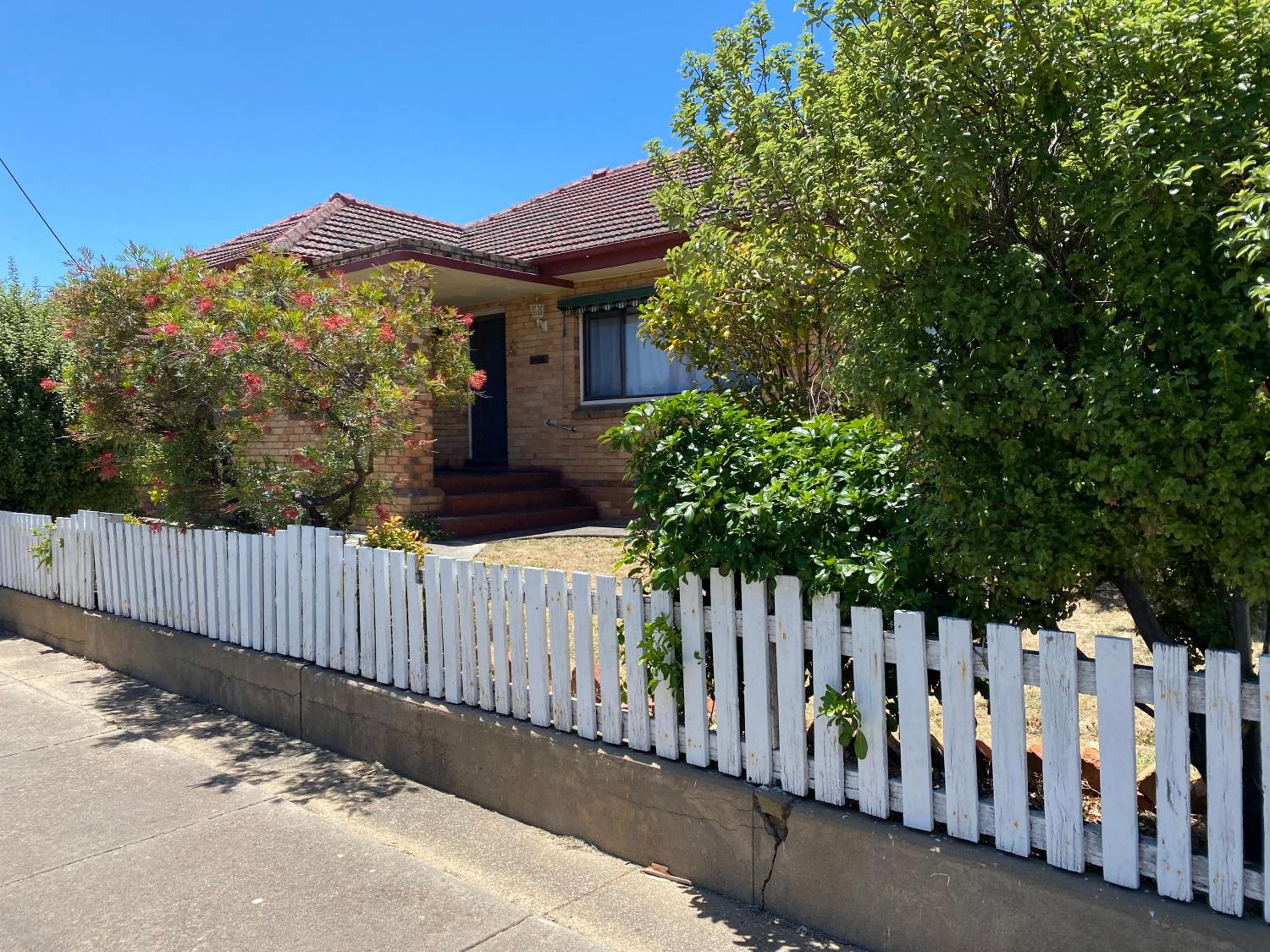 6 Beds-Whole House with 4 bedrooms -Stawell - share accommodation - 3 rooms for 5 gusts are available