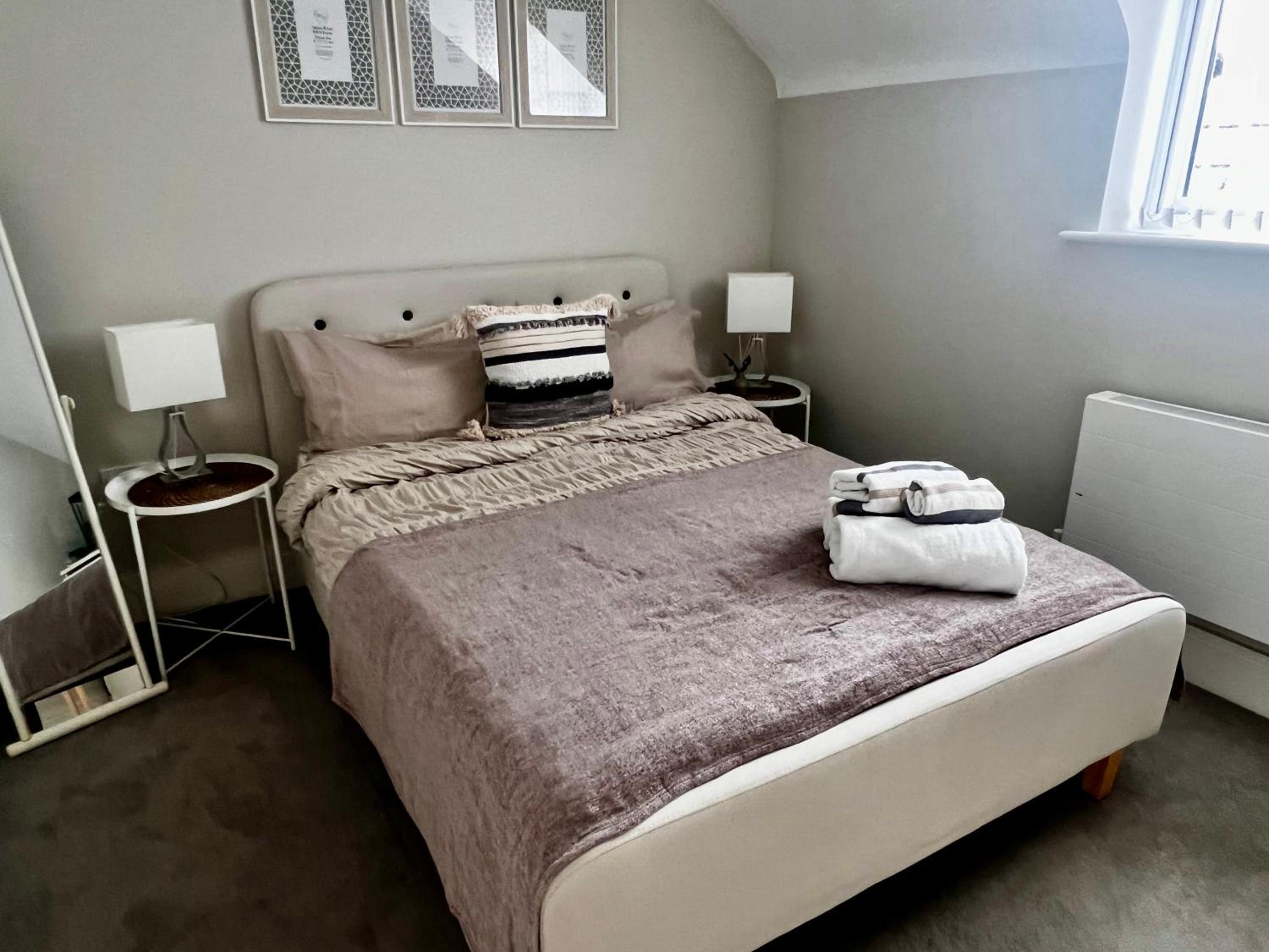 Lakeside LUX bedroom with parking, M4 Jct 11, next to train station view 2