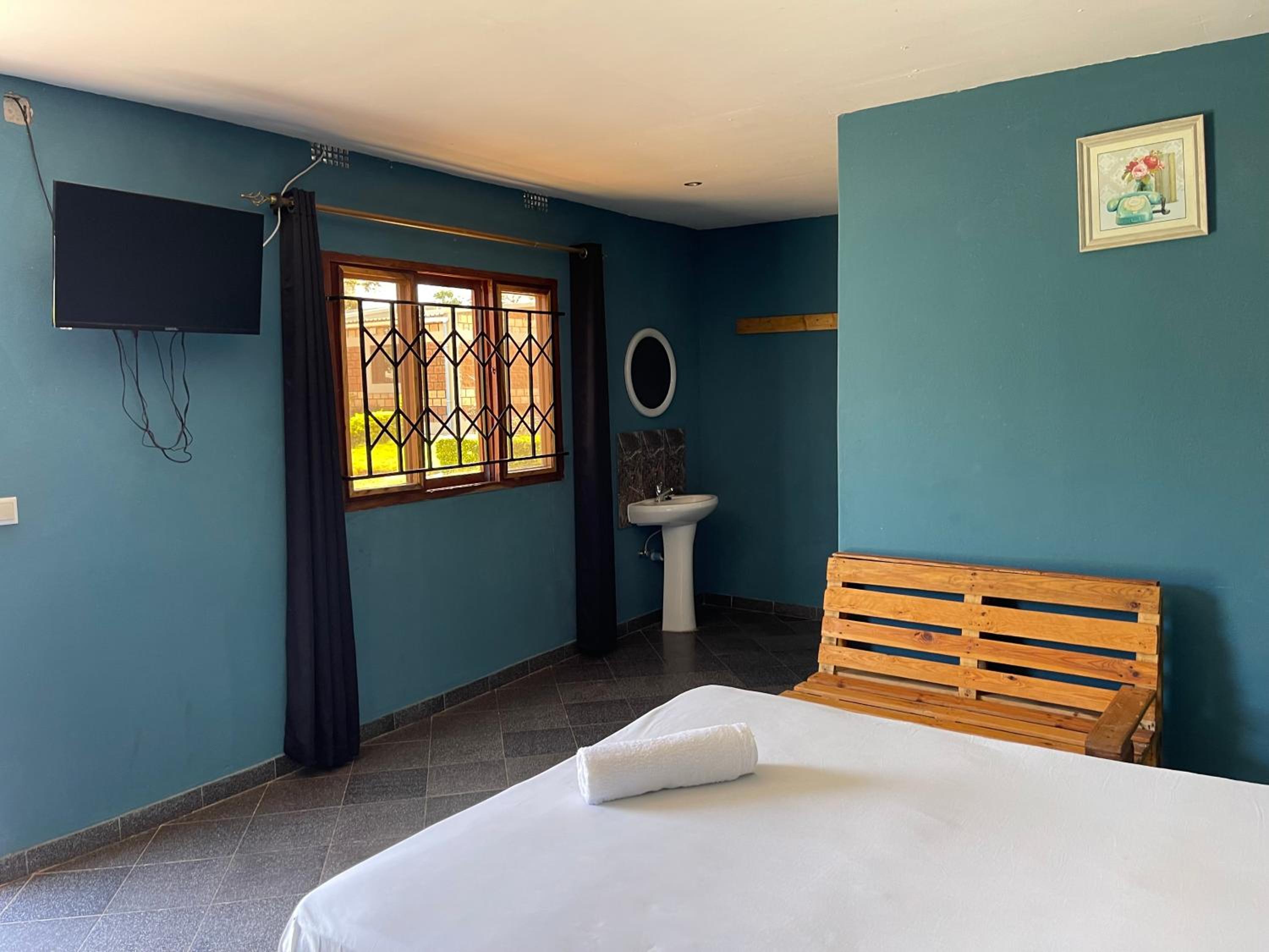 Limpopo’s Bar & Accommodation view 4
