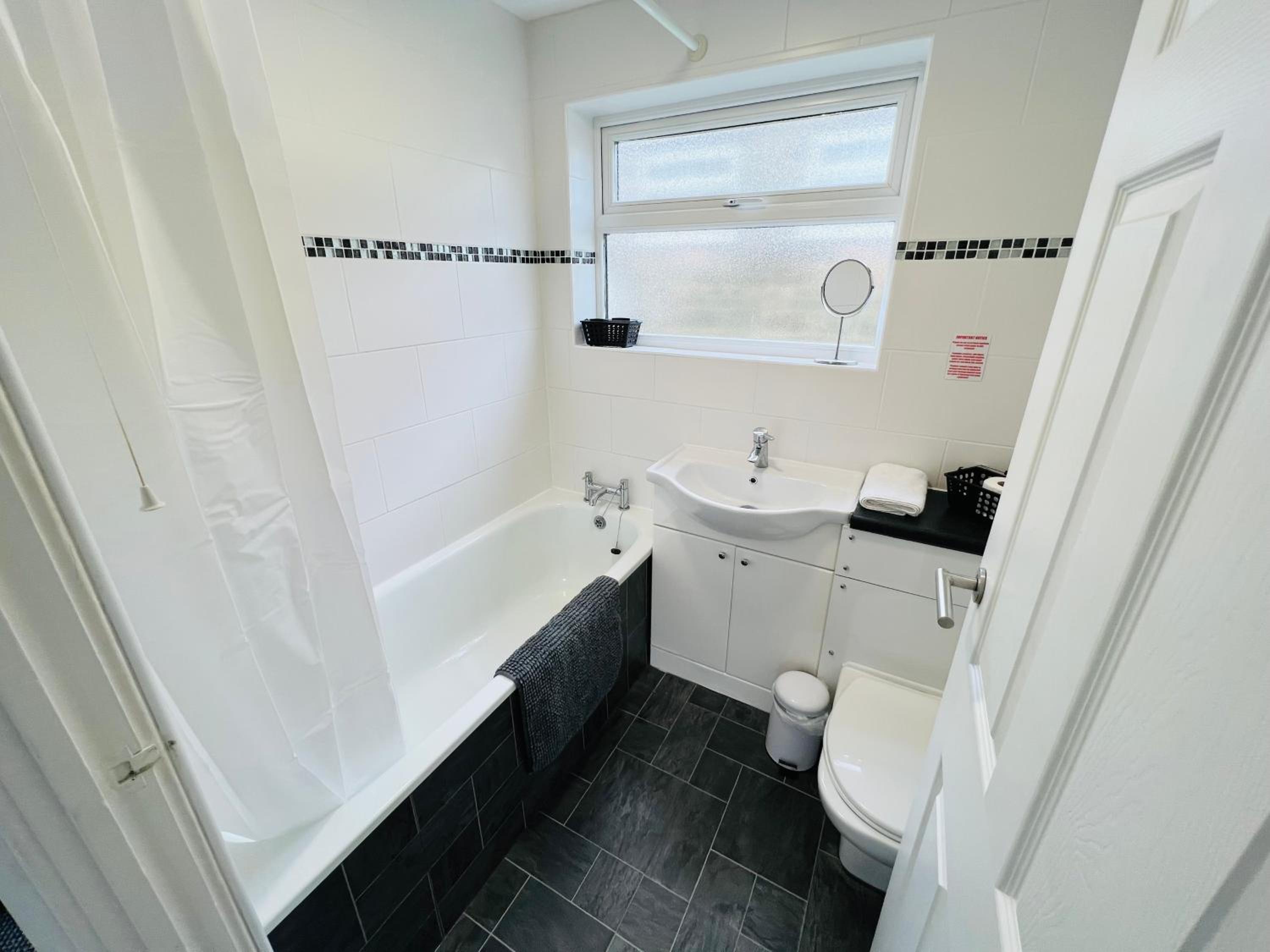 2 Bedroom Chalet SB172, Sandown Bay, Isle of Wight, Free WiFi view 5