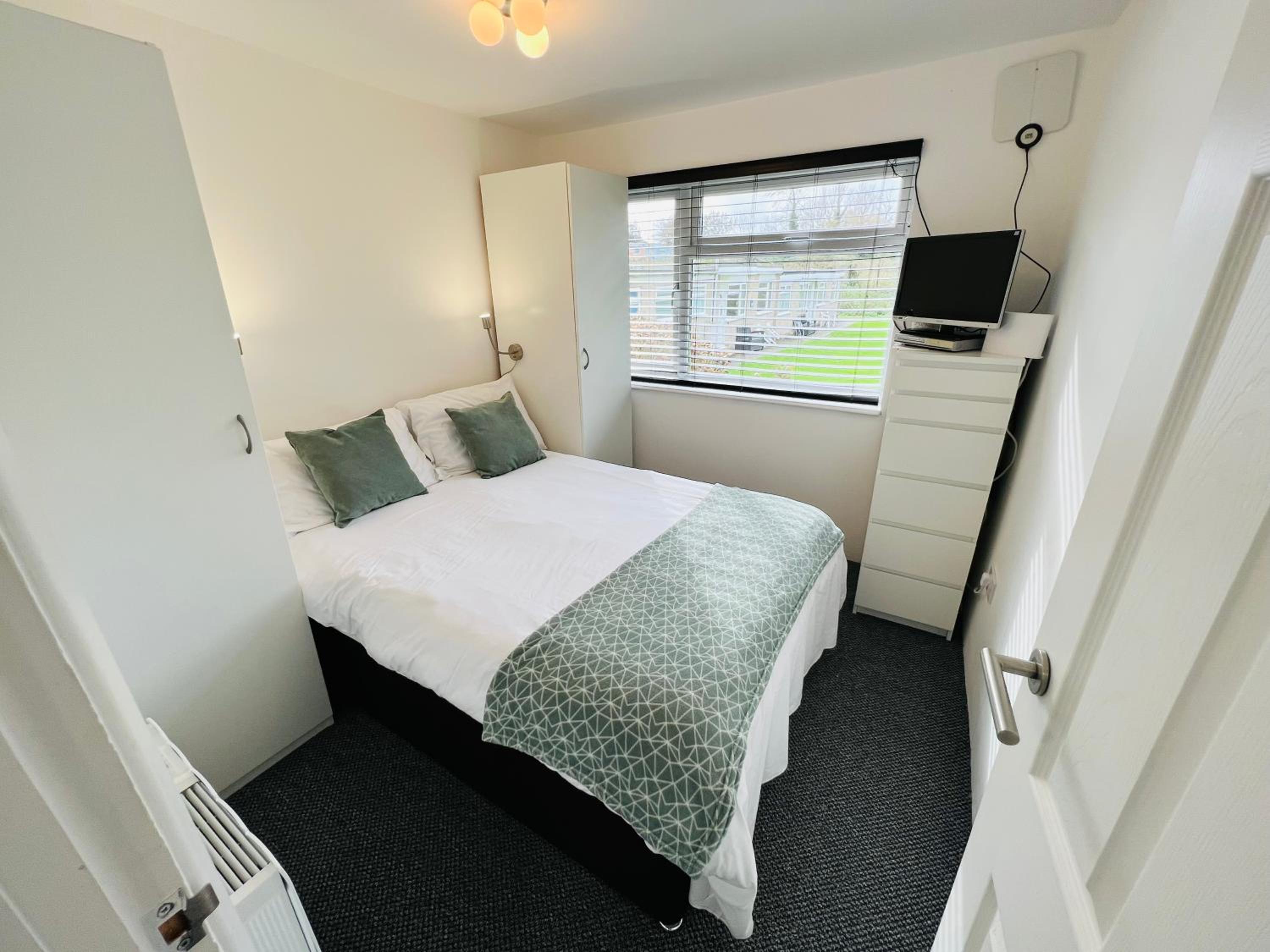 2 Bedroom Chalet SB172, Sandown Bay, Isle of Wight, Free WiFi view 3