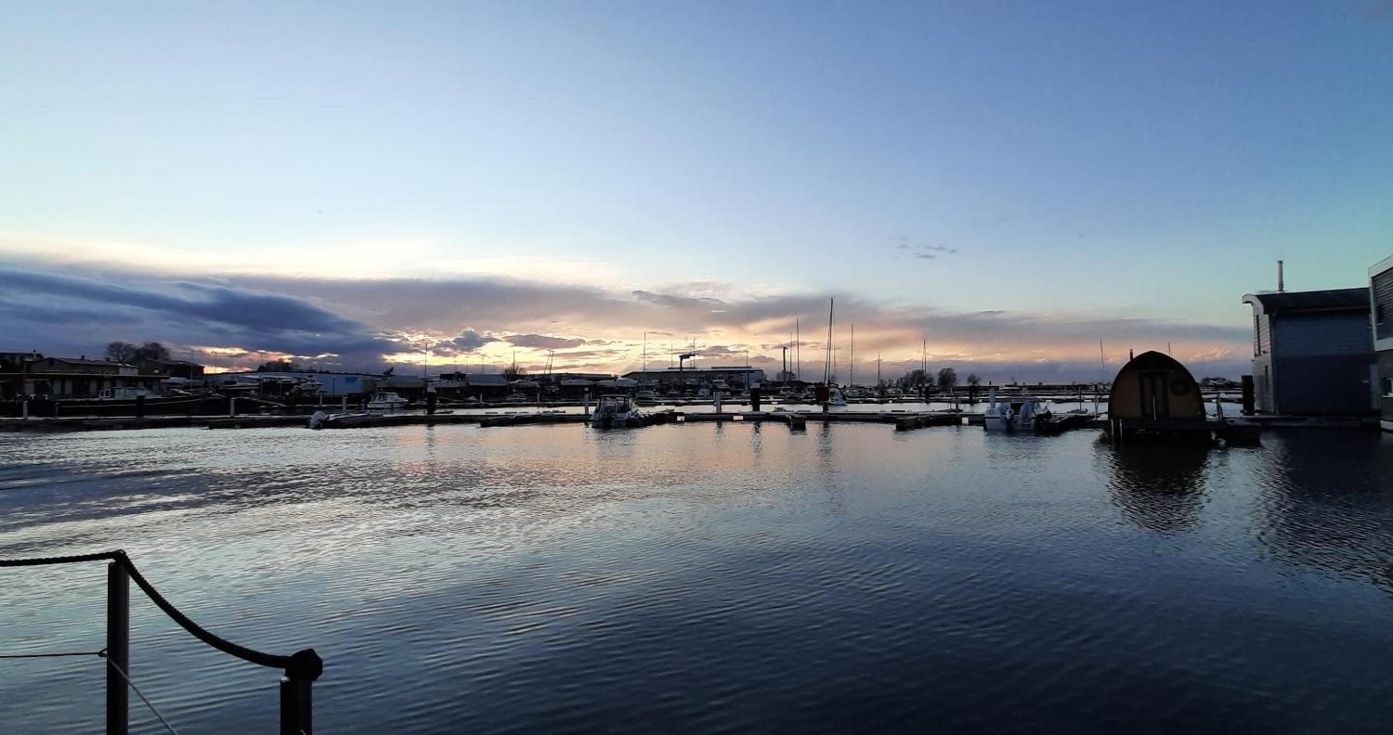 FLOATING HOUSES -
