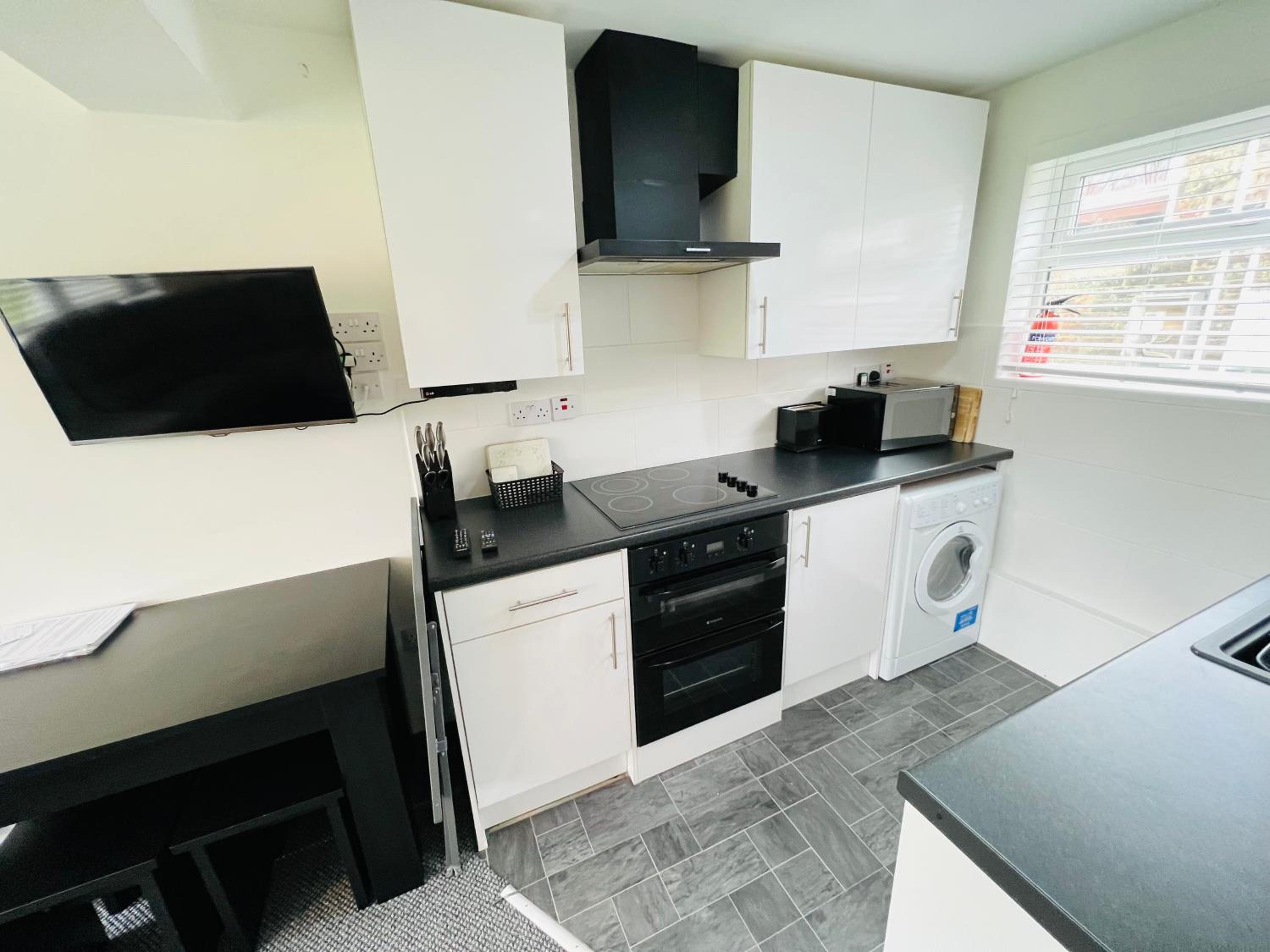 2 Bedroom Chalet SB172, Sandown Bay, Isle of Wight, Free WiFi view 4