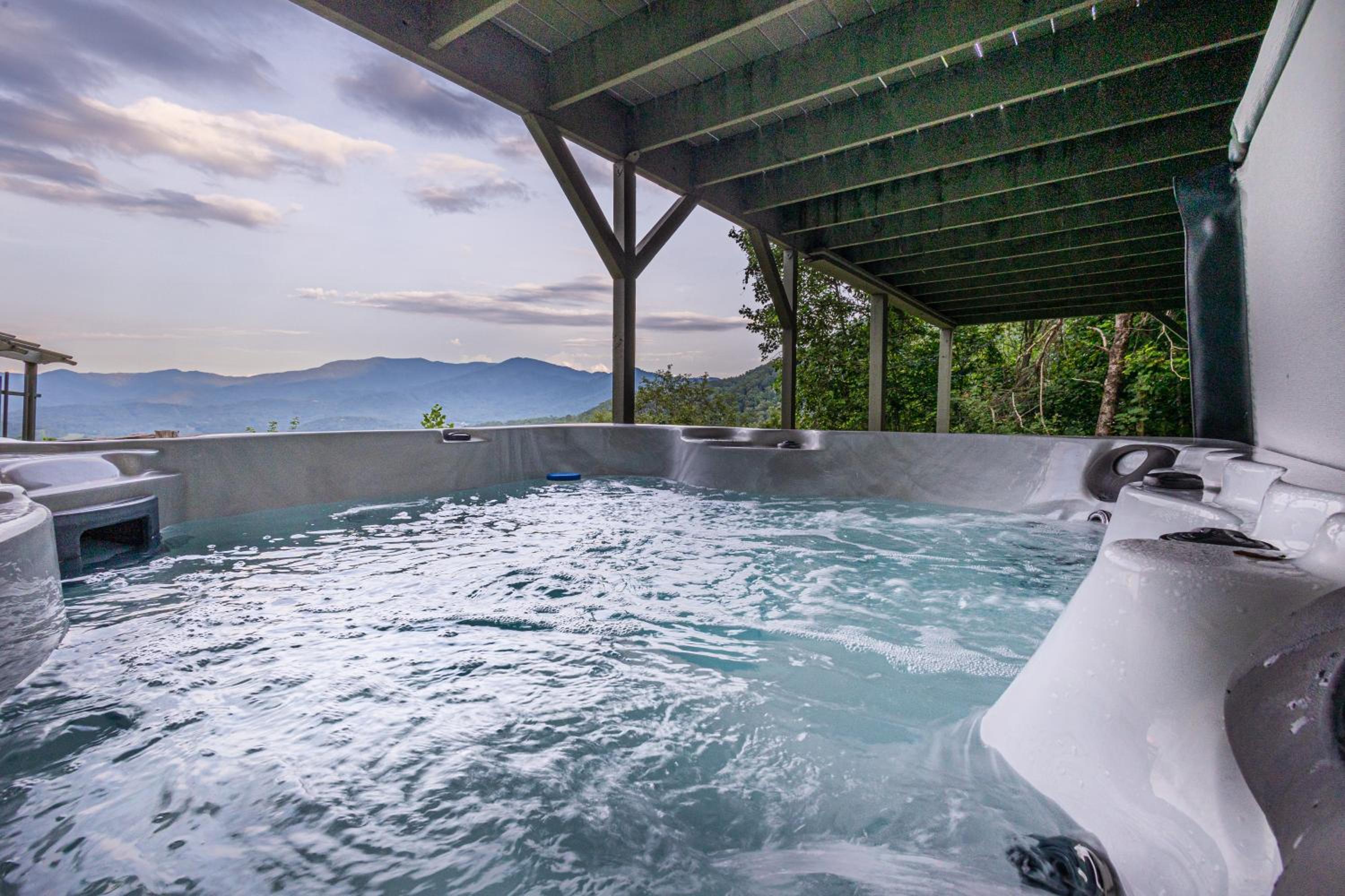 STUNNING MTN and LAKE VIEWS! HOT TUB! FIREPIT! SLEEPS 11 4BR 3BA Close to Bryson City