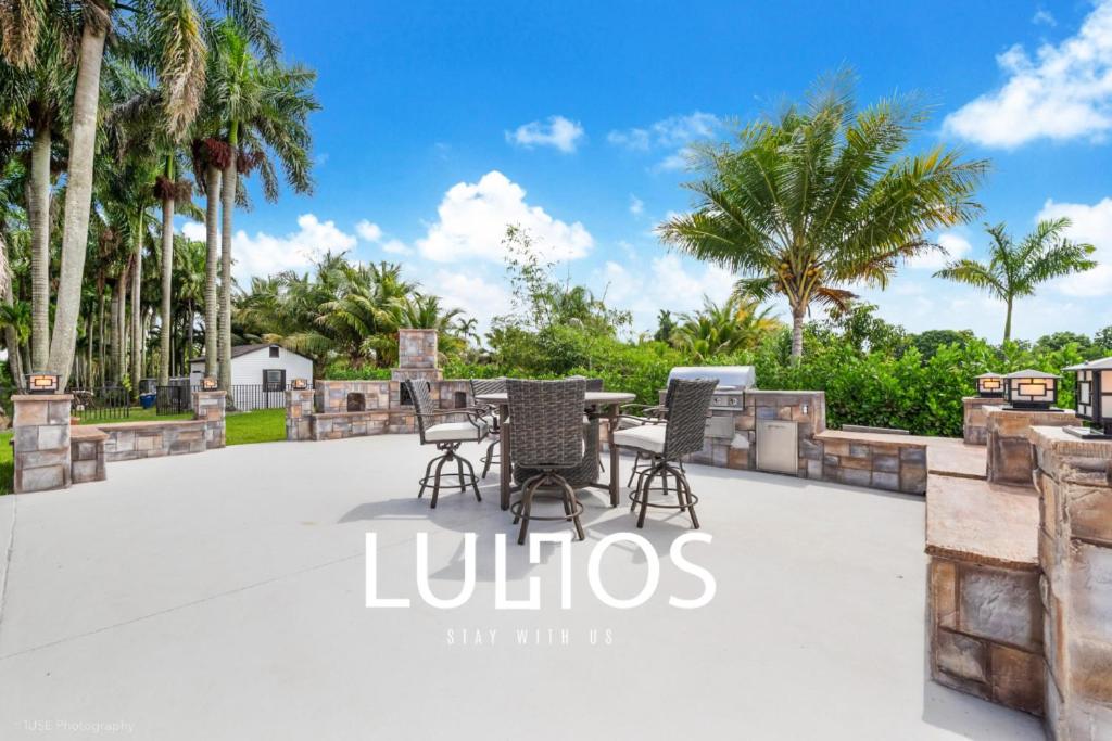 Island Paradise - Pickleball, Football, Pool Bliss L61