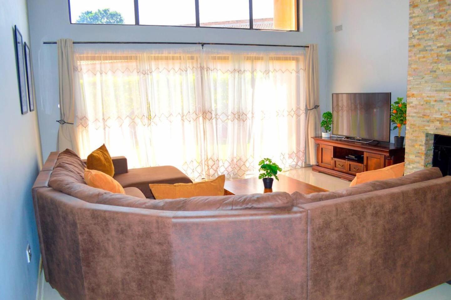 Mount Pleasant - Luxurious 4-Bed Villa view 5
